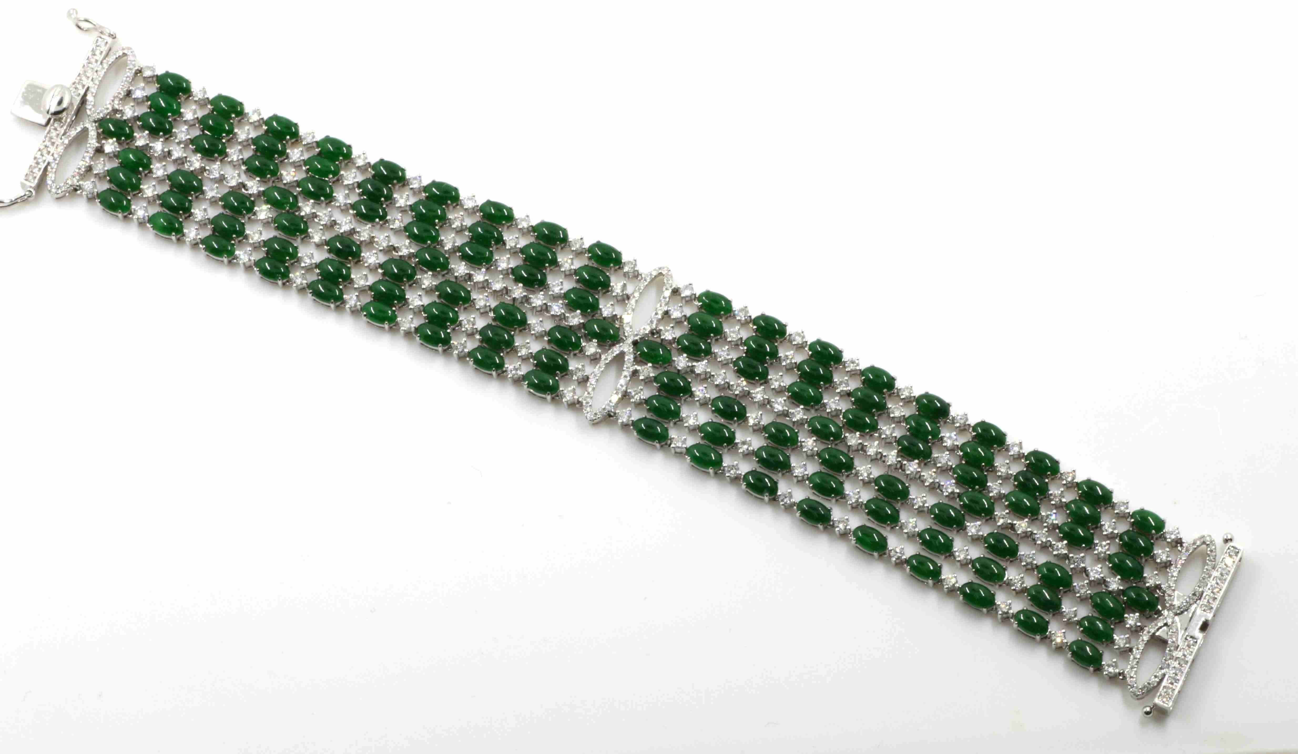 Jadeite and Diamond Bracelet in 18K White Gold In New Condition For Sale In Hong Kong, HK