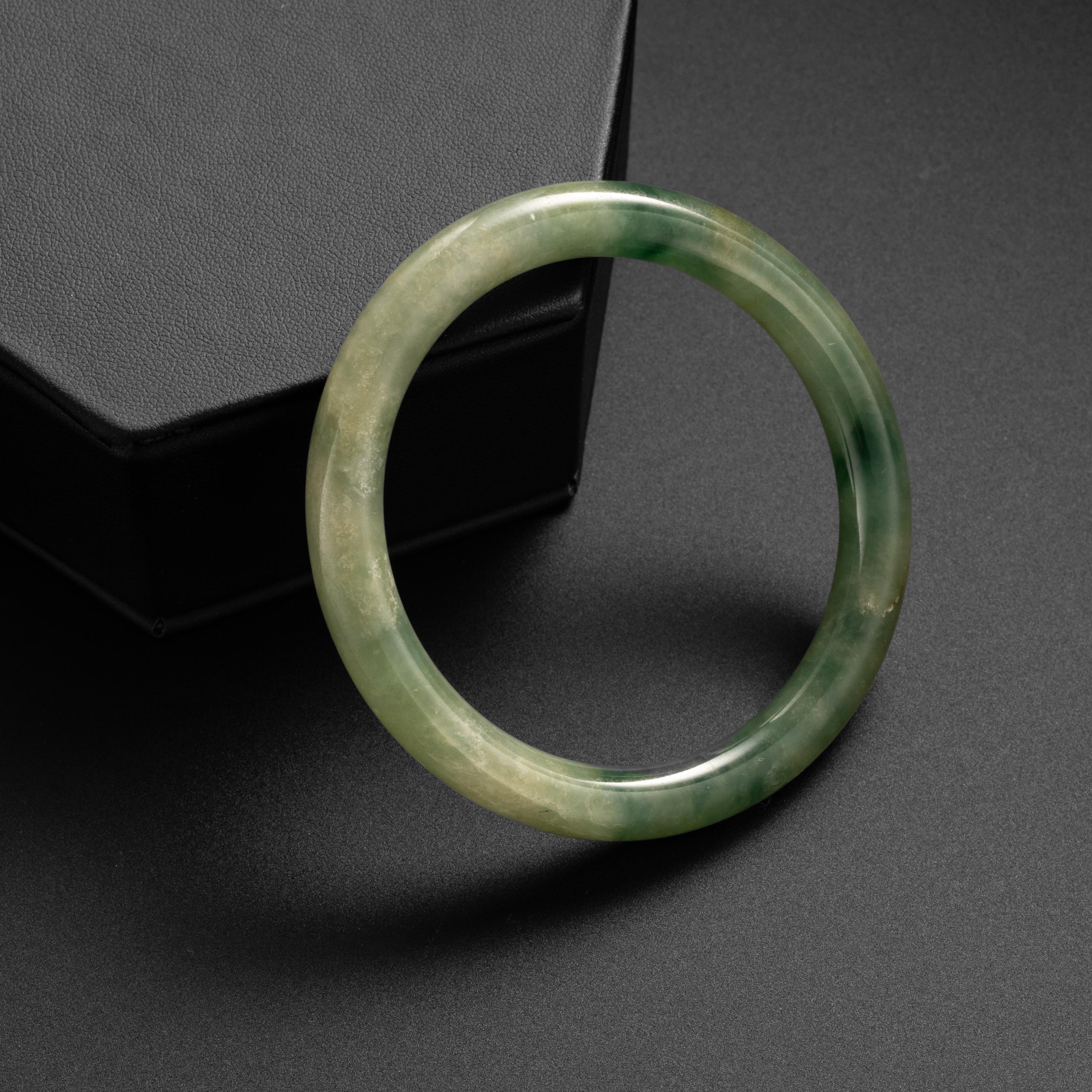 Taille ronde Bracelet jonc en jadéite hautement translucide vert aquatique non traité et certifié, petit modèle en vente