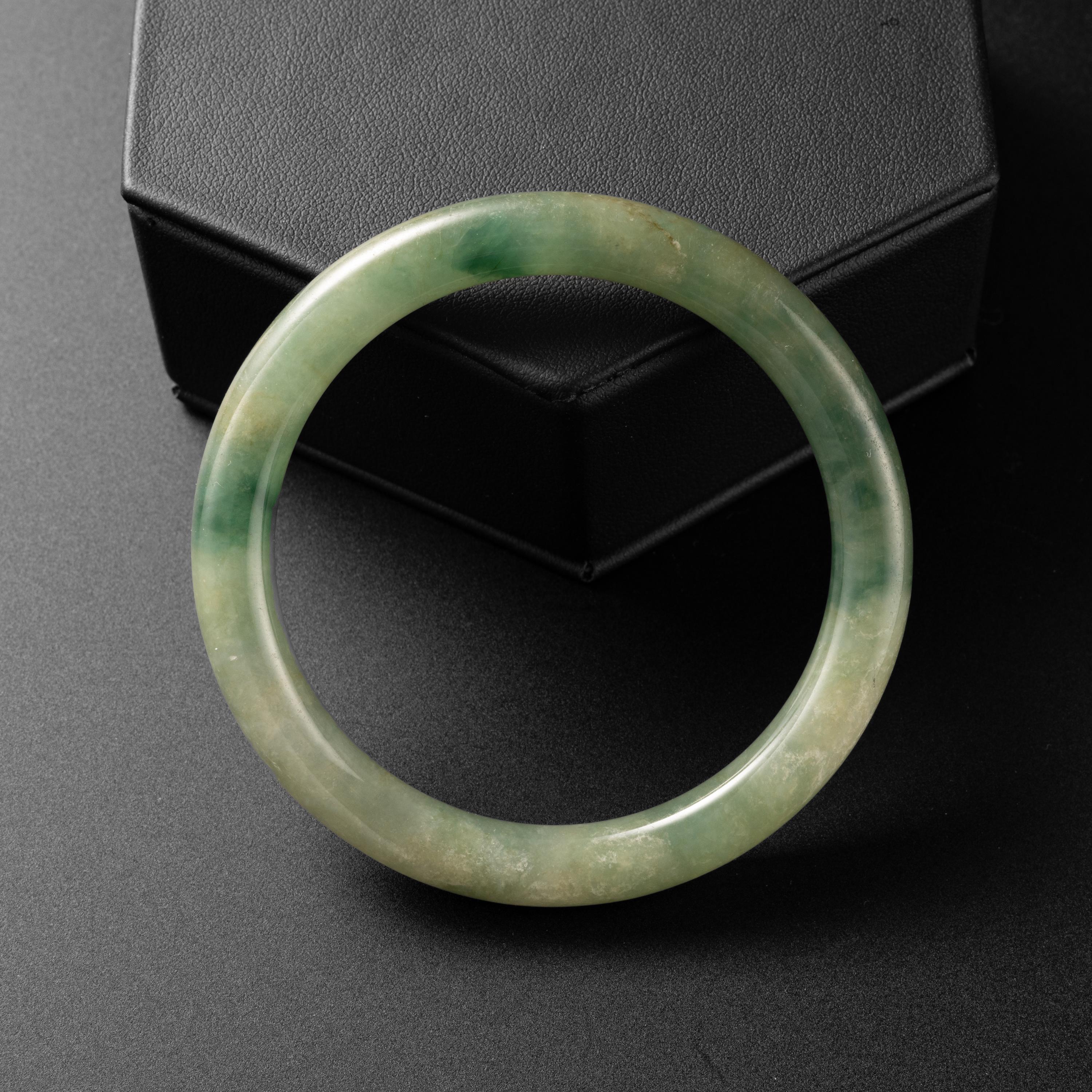 Bracelet jonc en jadéite hautement translucide vert aquatique non traité et certifié, petit modèle Neuf - En vente à Southbury, CT