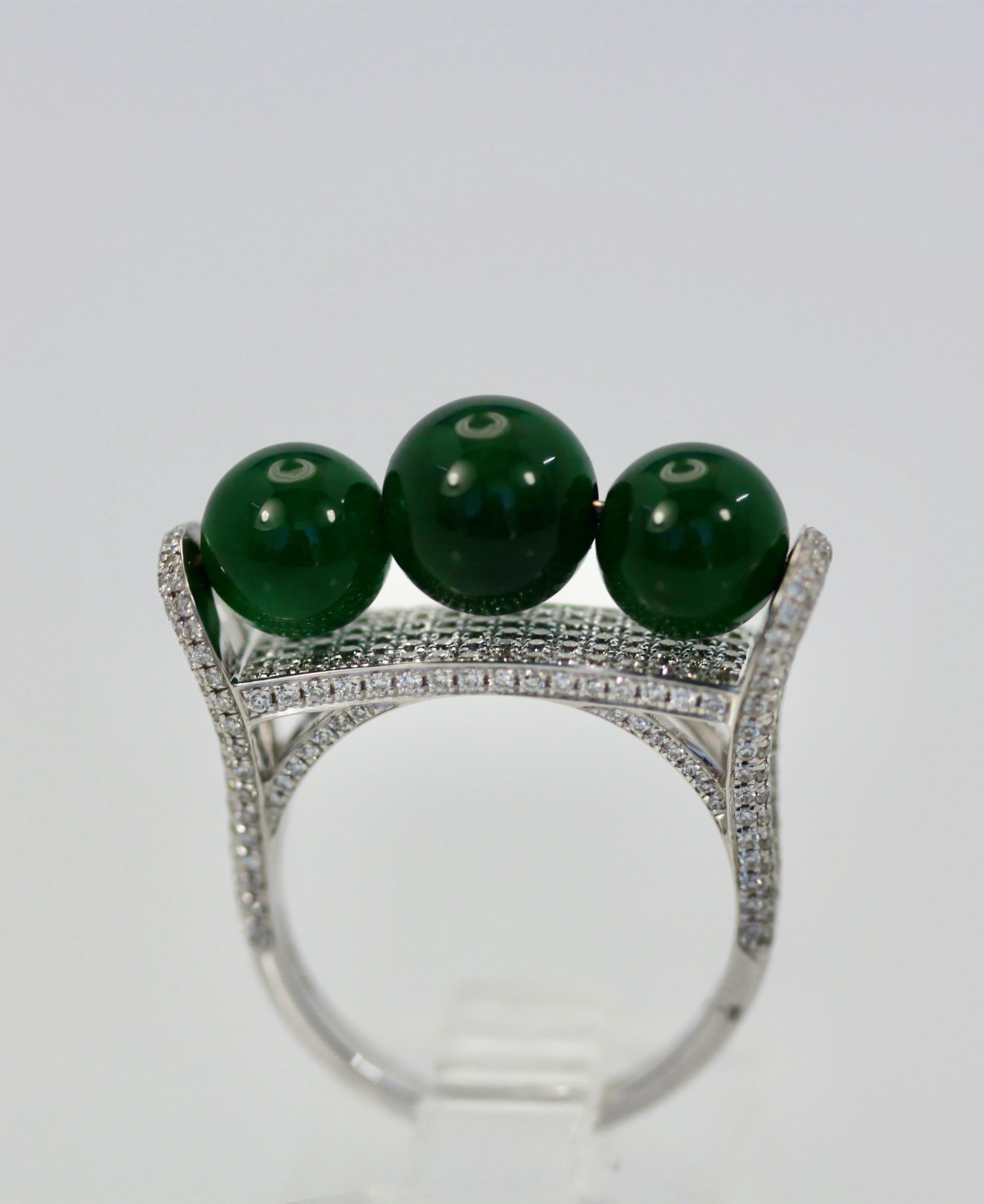 Jadeite Bead and Diamond Ring 18K In Excellent Condition For Sale In North Hollywood, CA