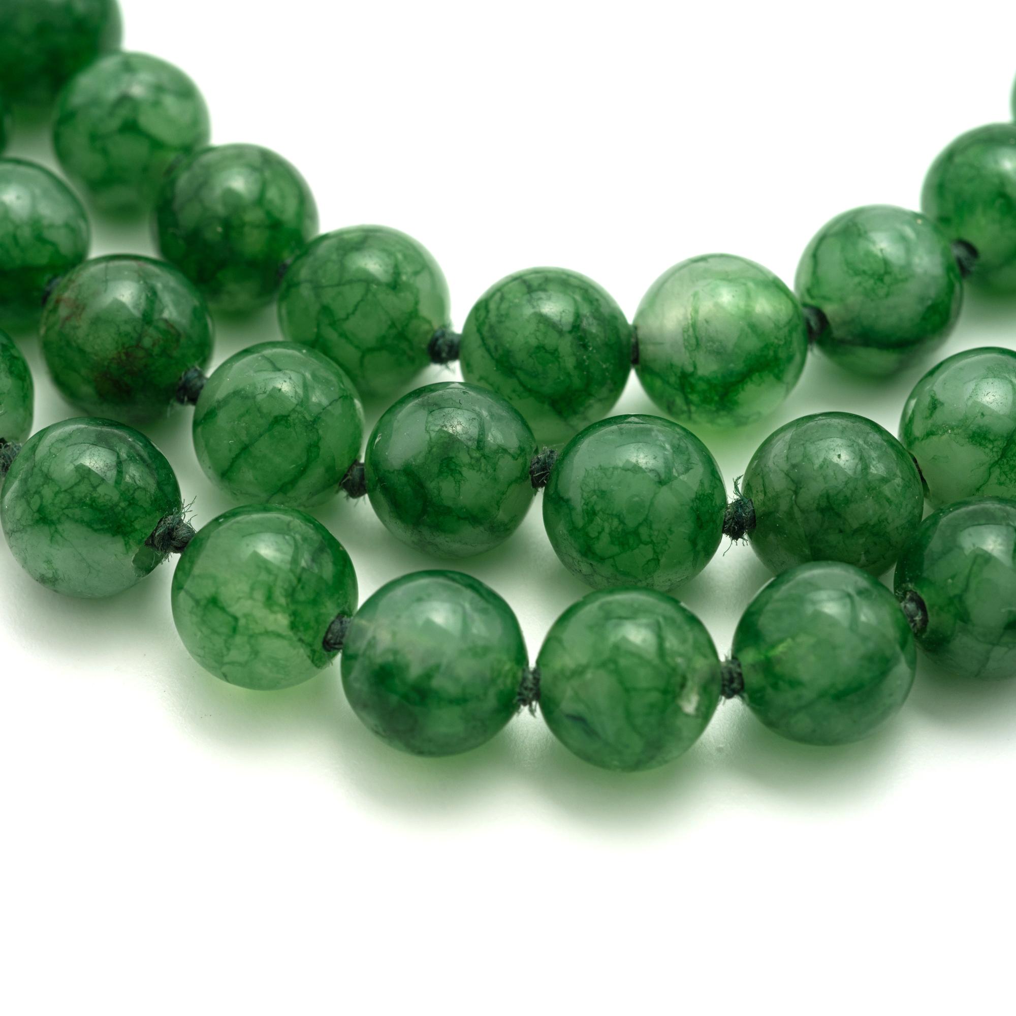
Jadeit-Perlenkette, bestehend aus einhundertdreiundfünfzig abgestuften Jadeit-Perlen von smaragdgrüner Farbe, Länge ca. 54 Zoll