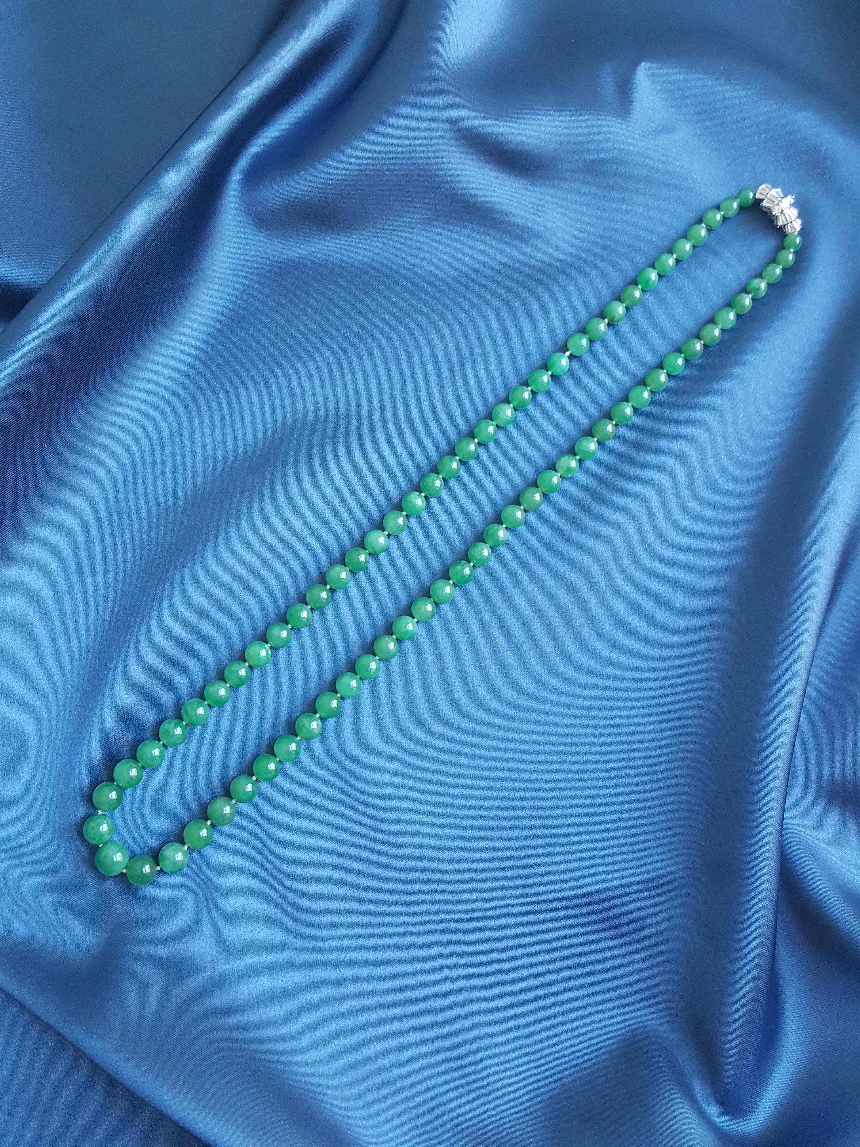 Taglio misto Collana di perline di giadeite con chiusura di diamanti in vendita