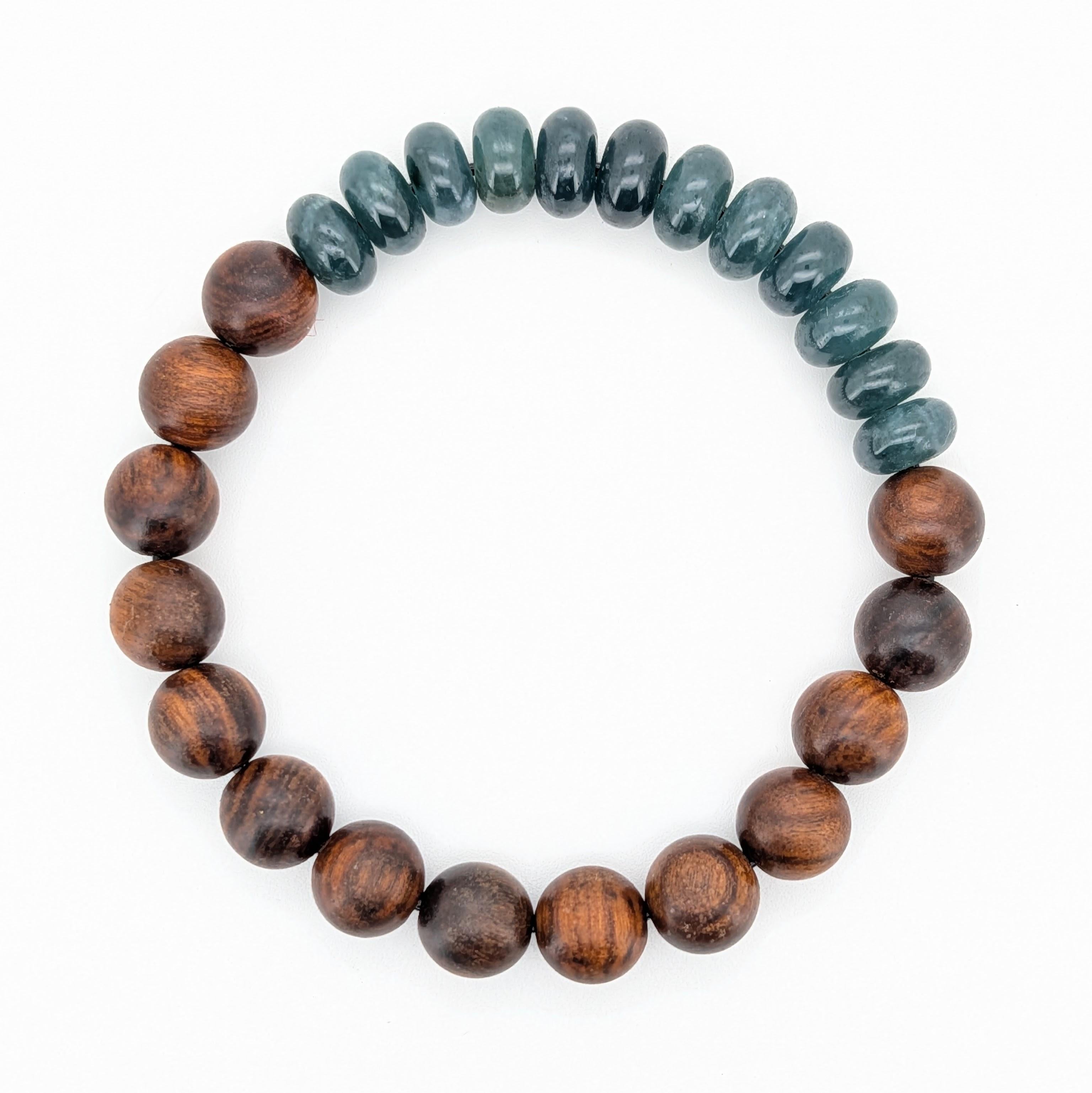 12 cuentas de jade de jadeíta natural y sin tratar, talladas y pulidas a mano, procedentes de Guatemala, se acompañan de 14 cuentas de palisandro natural para crear esta hermosa y distintiva pulsera 

La pulsera, que mide 15 cm, se estira para