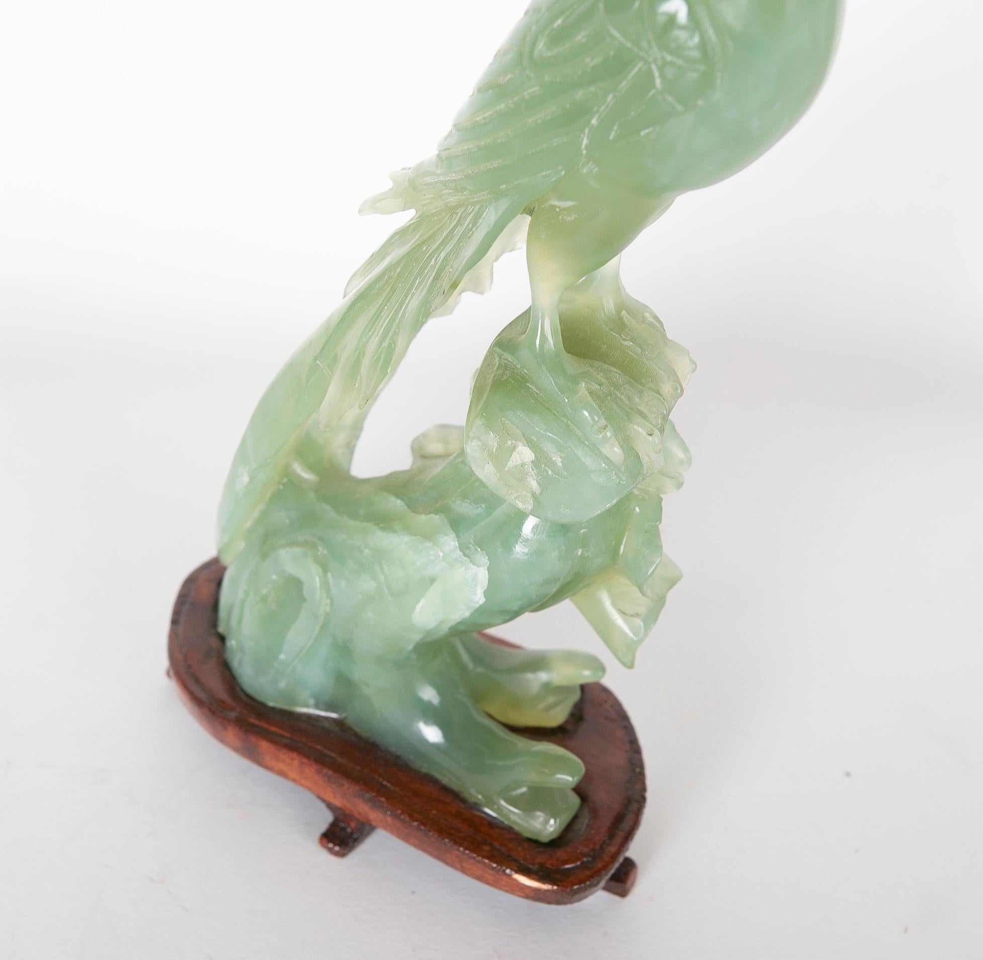 Figurine d'oiseau en jadéite sur tronc sculpté à la main et base en bois en vente 7