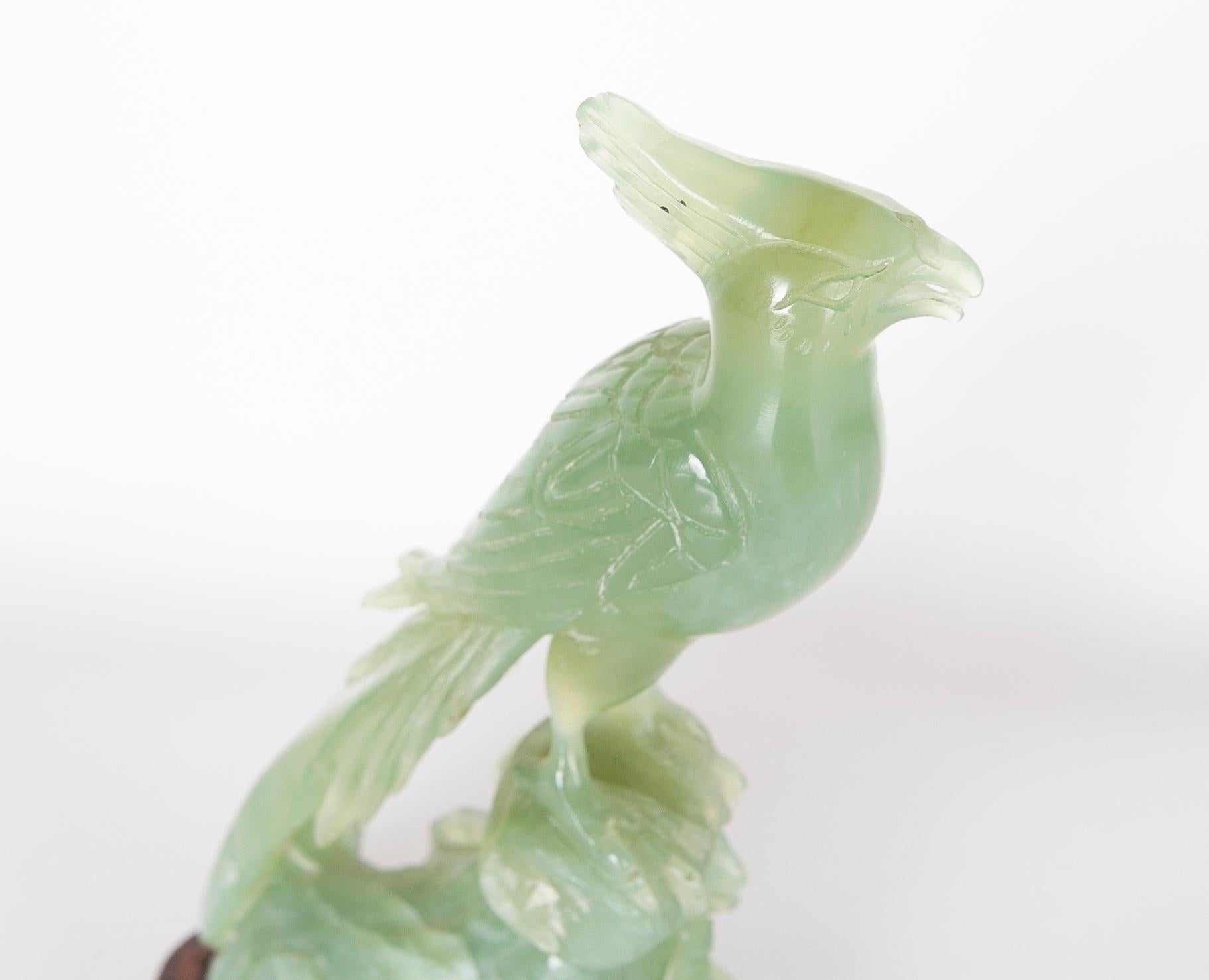 Figurine d'oiseau en jadéite sur tronc sculpté à la main et base en bois en vente 8