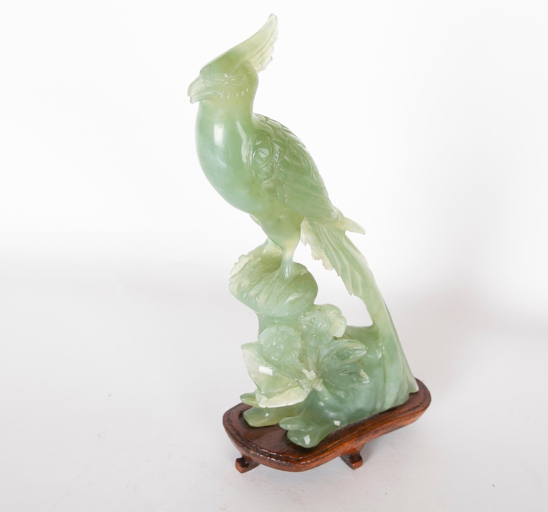 Figurine d'oiseau en jadéite sur tronc sculpté à la main et base en bois en vente 9