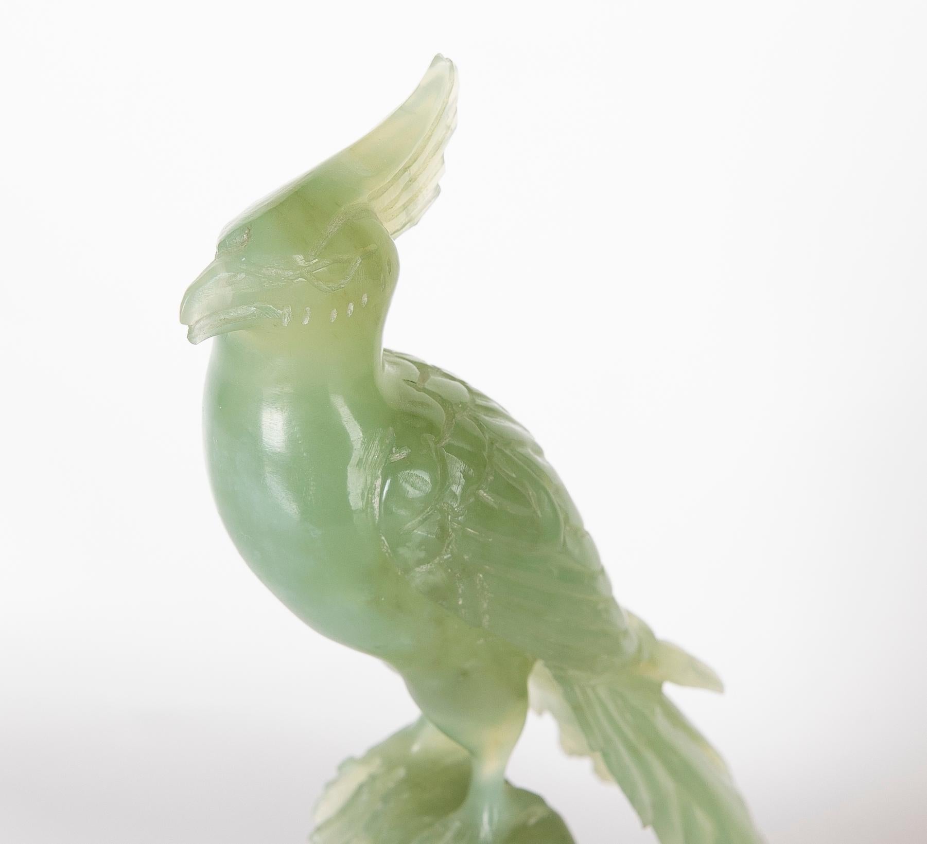 Figurine d'oiseau en jadéite sur tronc sculpté à la main et base en bois en vente 10