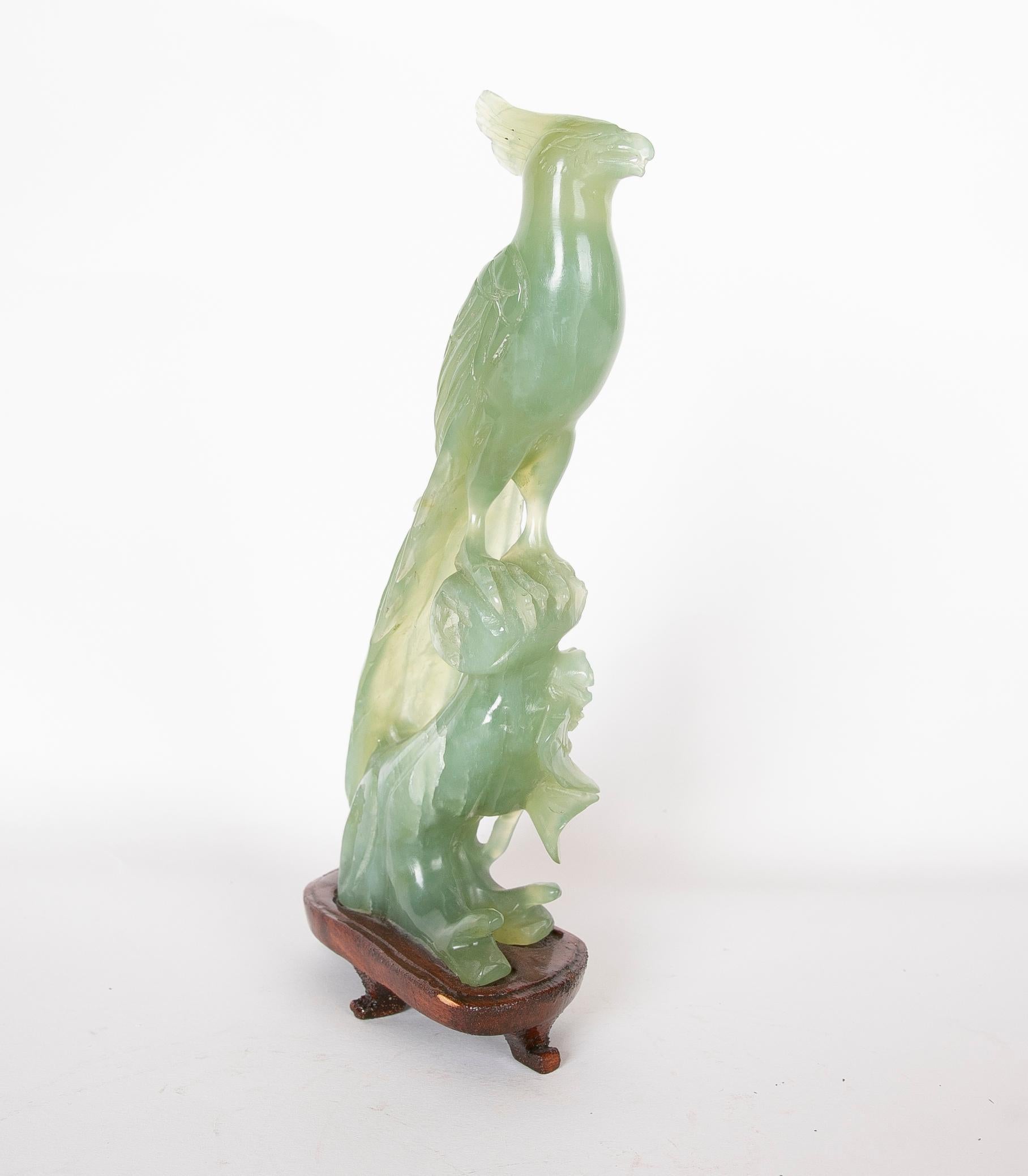 Asiatique Figurine d'oiseau en jadéite sur tronc sculpté à la main et base en bois en vente