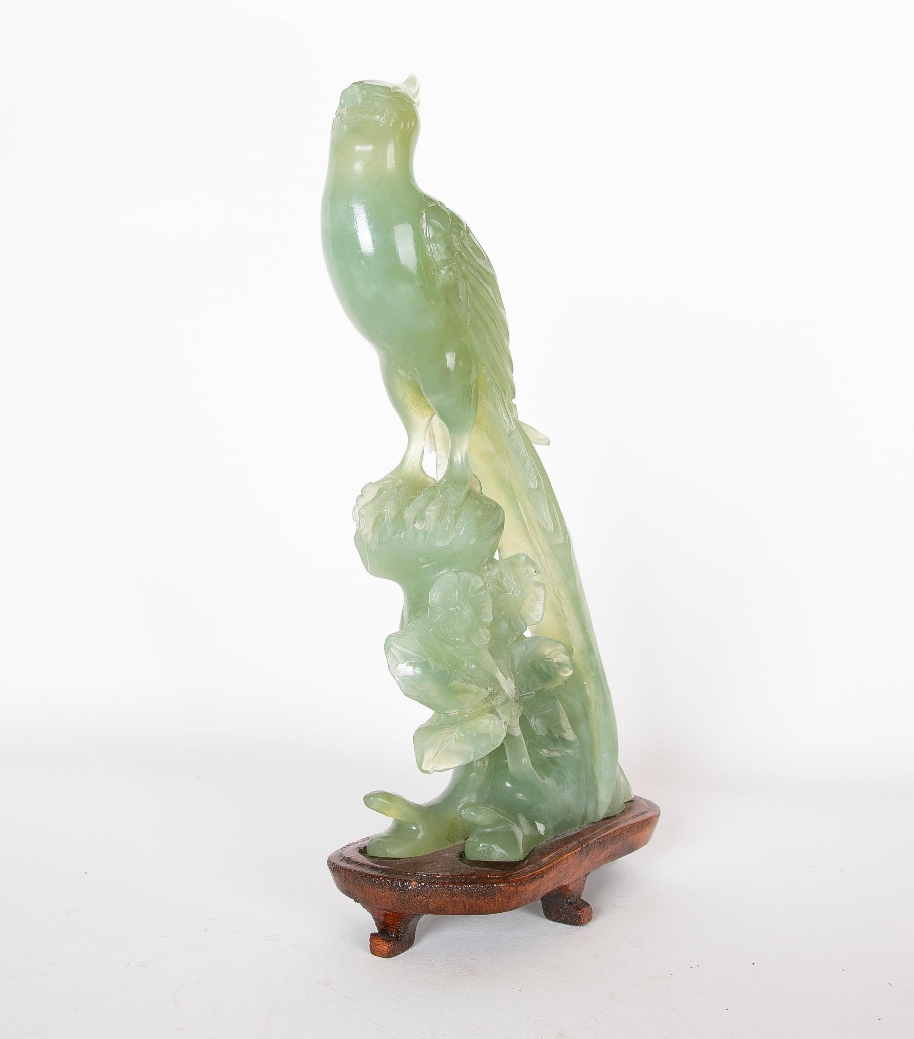 Figurine d'oiseau en jadéite sur tronc sculpté à la main et base en bois Bon état - En vente à Marbella, ES