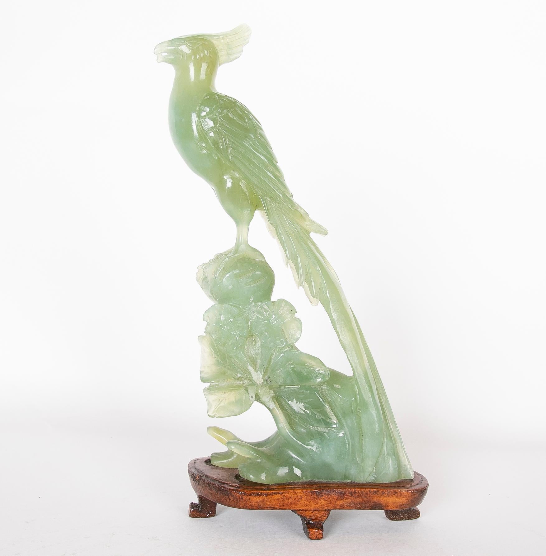 20ième siècle Figurine d'oiseau en jadéite sur tronc sculpté à la main et base en bois en vente