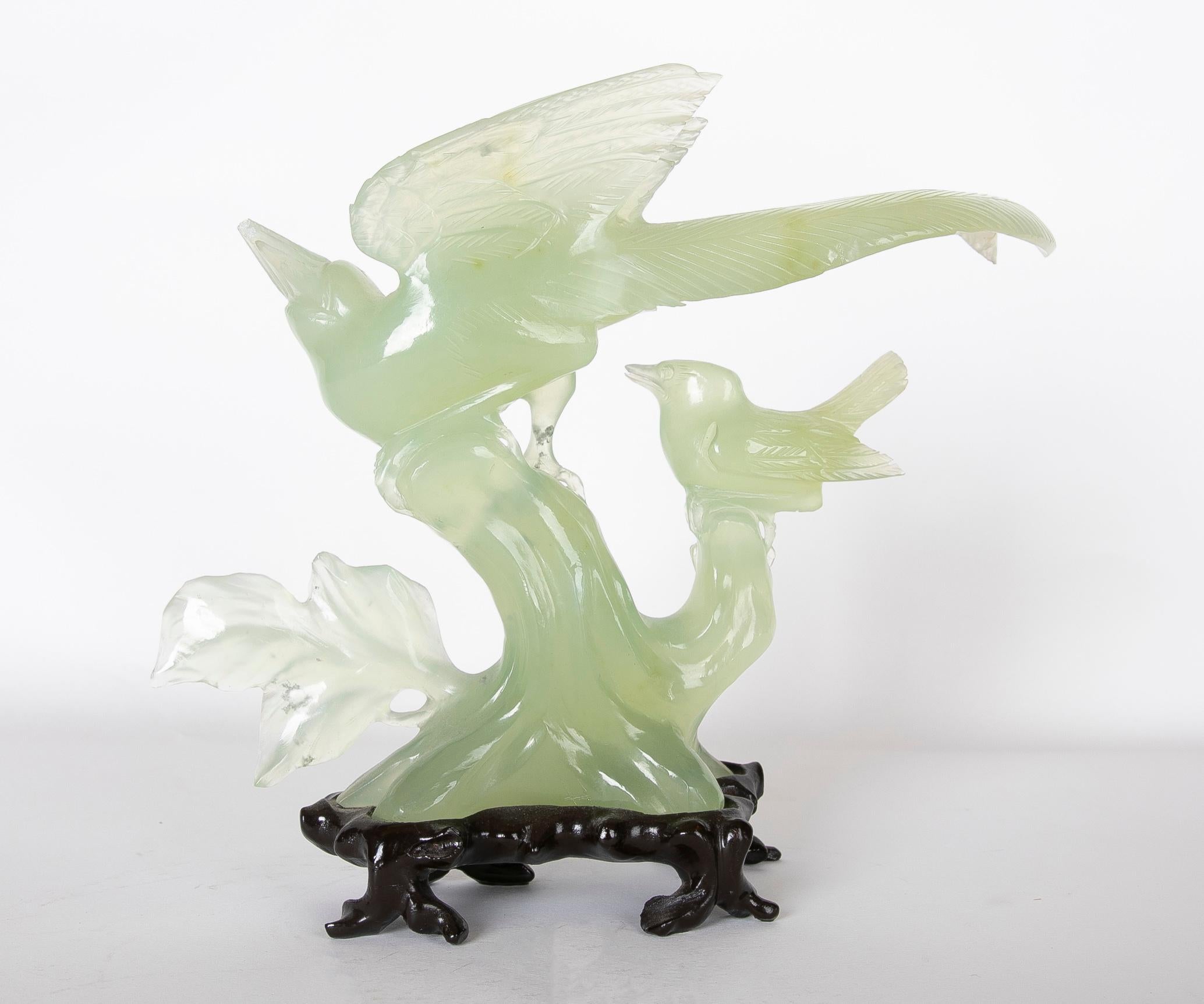 Jadeit-Vogelfigur auf handgeschnitzter Truhe und Holzsockel (Stein) im Angebot