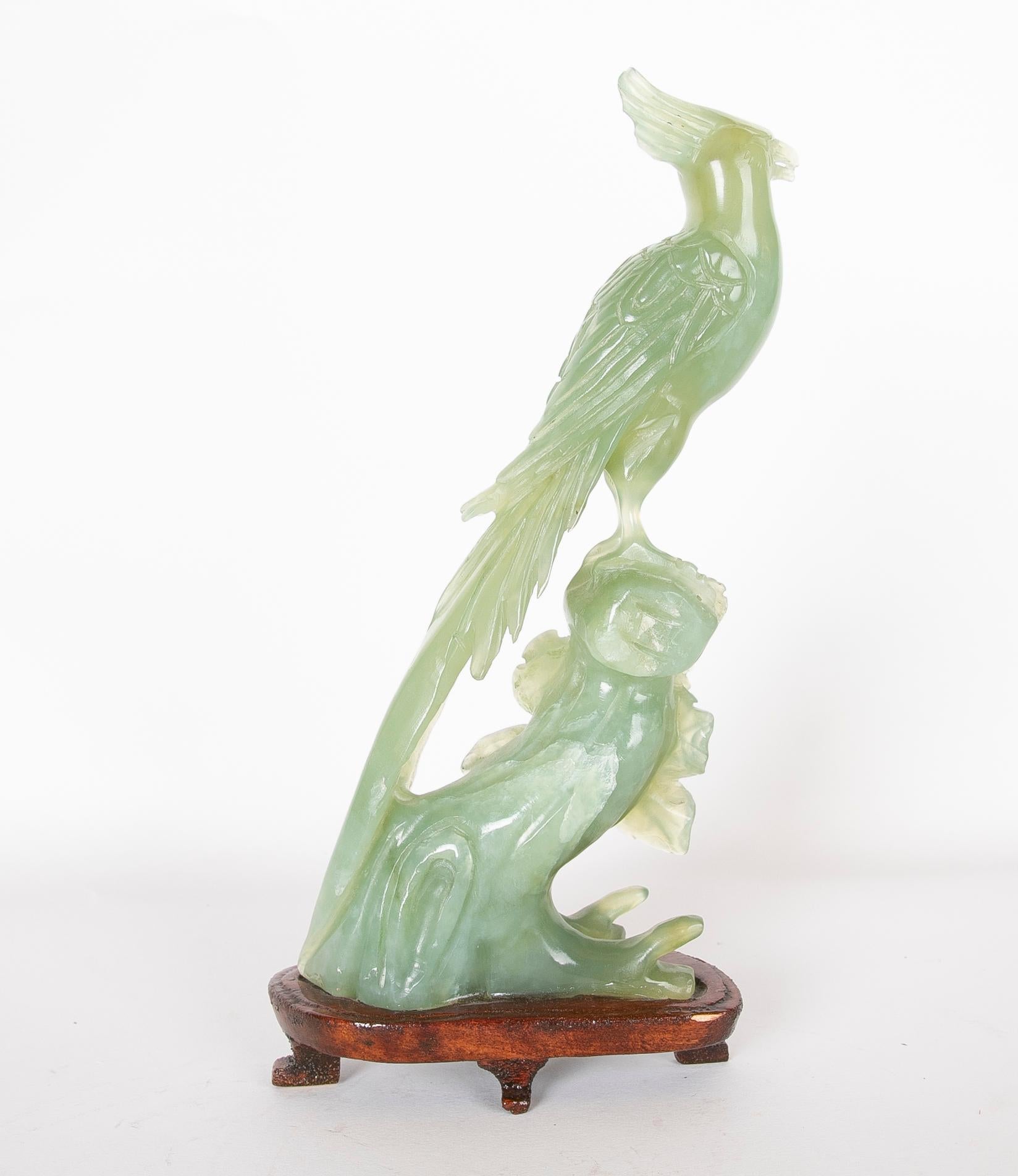 Figurine d'oiseau en jadéite sur tronc sculpté à la main et base en bois en vente 3