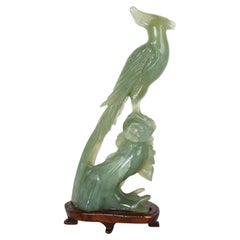 Jadeit-Vogelfigur auf handgeschnitzter Truhe und Holzsockel