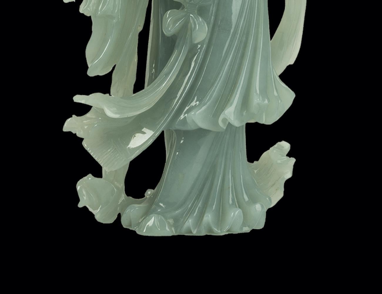Diese Jadeitschnitzerei einer stehenden Dame wurde im 20. Jahrhundert in China hergestellt.

Diese kostbare Statue ist aus grünem Jadeit gefertigt und hat die Form einer jungen Dame in einem langen Gewand.

In ausgezeichnetem Zustand.