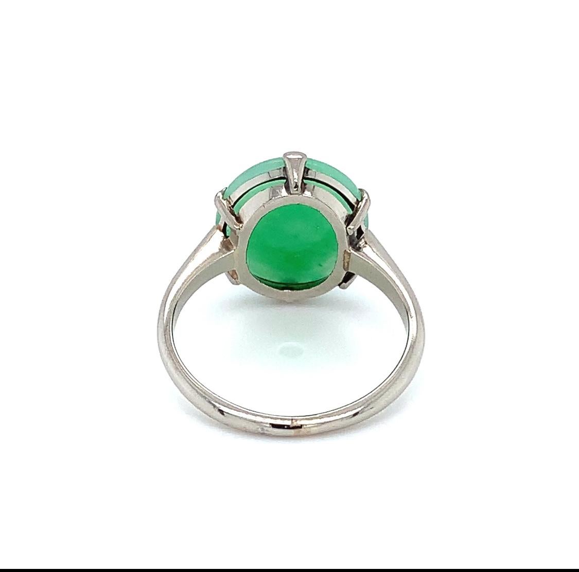 Jadeite green jade art deco cocktail ring 18k white gold In New Condition For Sale In London, GB