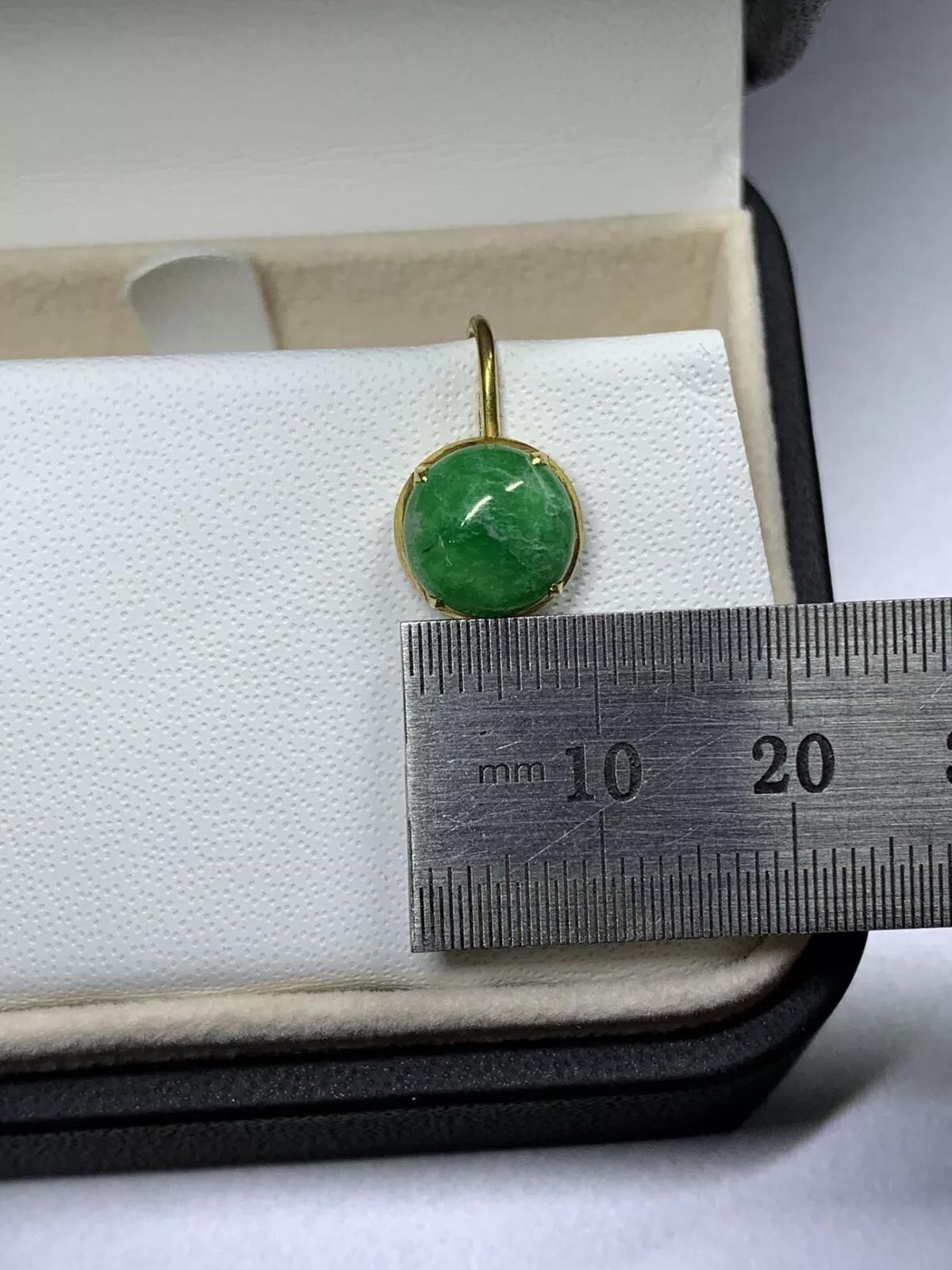 Mettez votre beauté en valeur avec ces superbes boucles d'oreilles à vis en jade vert de 6,50ct. Les pierres précieuses en jadéite naturelle en forme de cabochon sont magnifiquement serties dans un chaton de style antique en or jaune 9ct. Ces