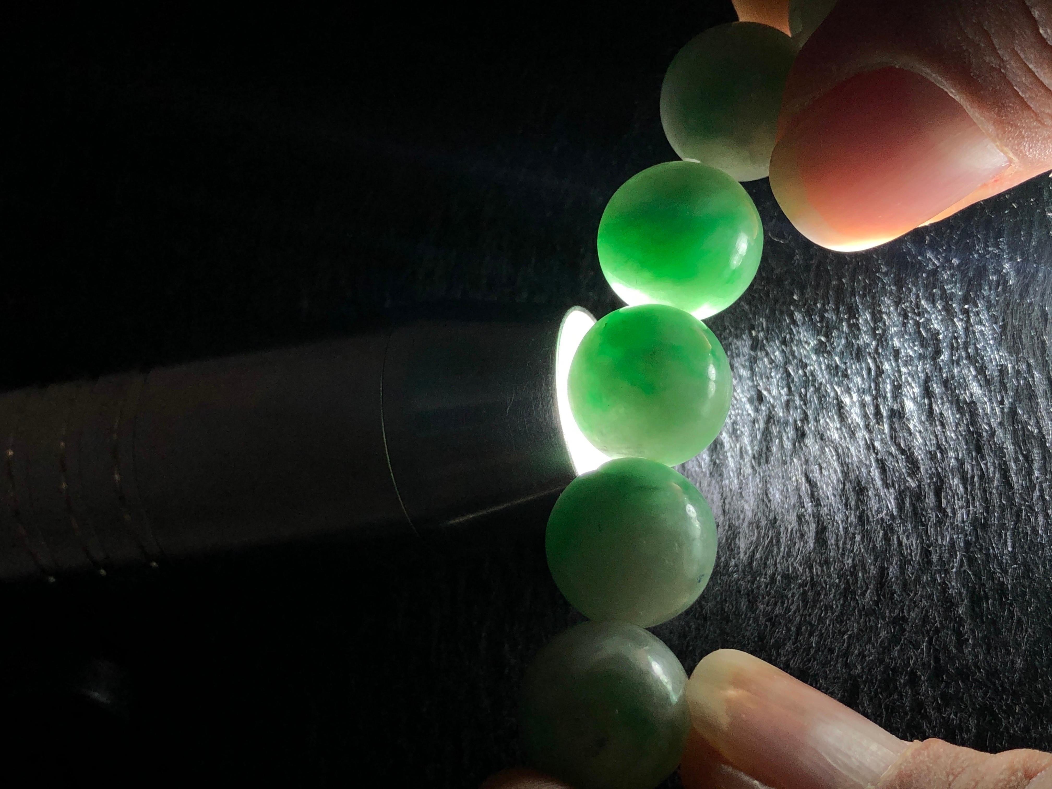 Voici notre exquis bracelet en jadéite verte de type A ! Élevez votre style grâce à l'élégance intemporelle des perles de jadéite véritable, soigneusement fabriquées à la main pour en faire un accessoire éblouissant. Découvrez l'attrait des teintes