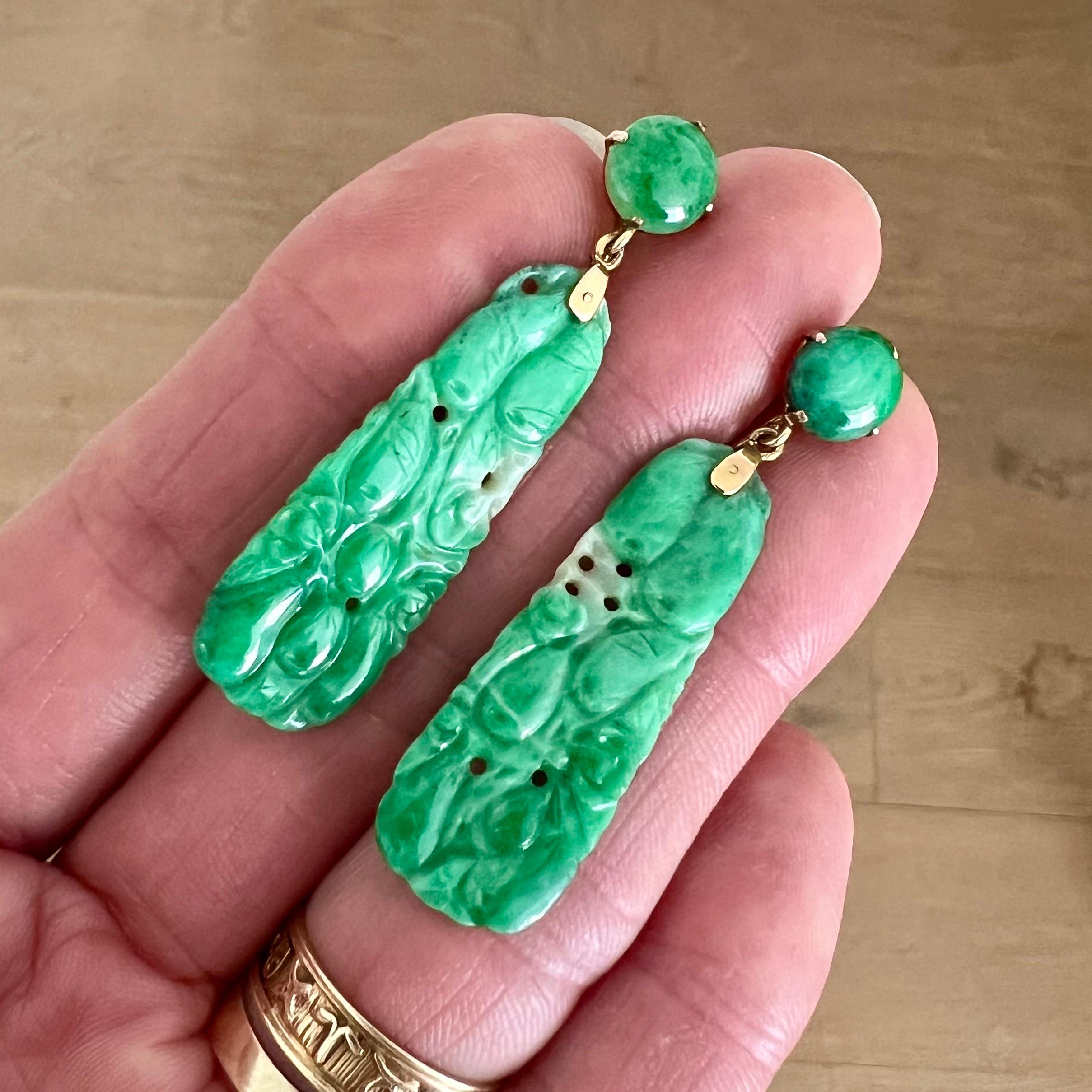 Ces magnifiques boucles d'oreilles en jade sculpté sont certifiées non traitées. Les boucles d'oreilles en jade sont réalisées en or 14 carats avec des panneaux de jade tacheté vert et blanc sculptés. Les boucles d'oreilles panneau en jadéite