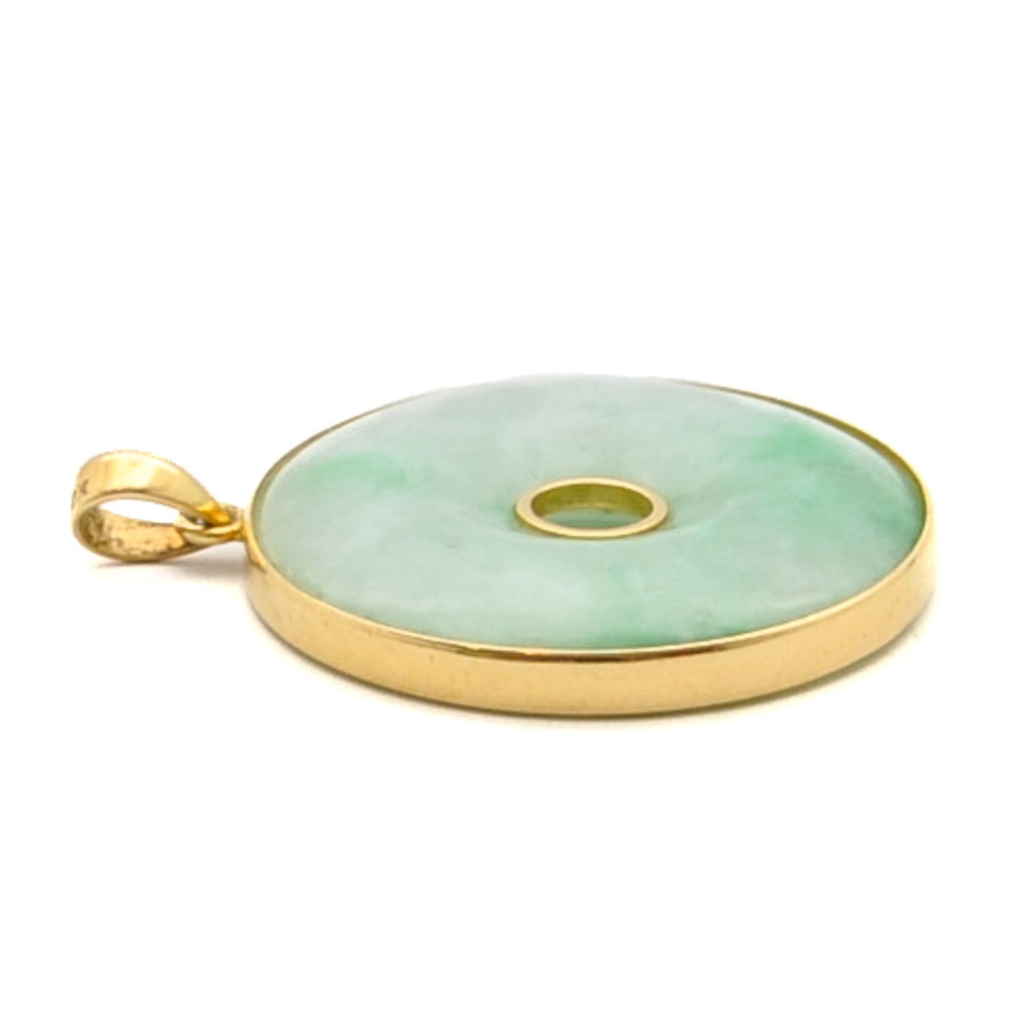 Jadeite Jade 18K Gold Pi Disc Pendant In Good Condition For Sale In Rotterdam, NL