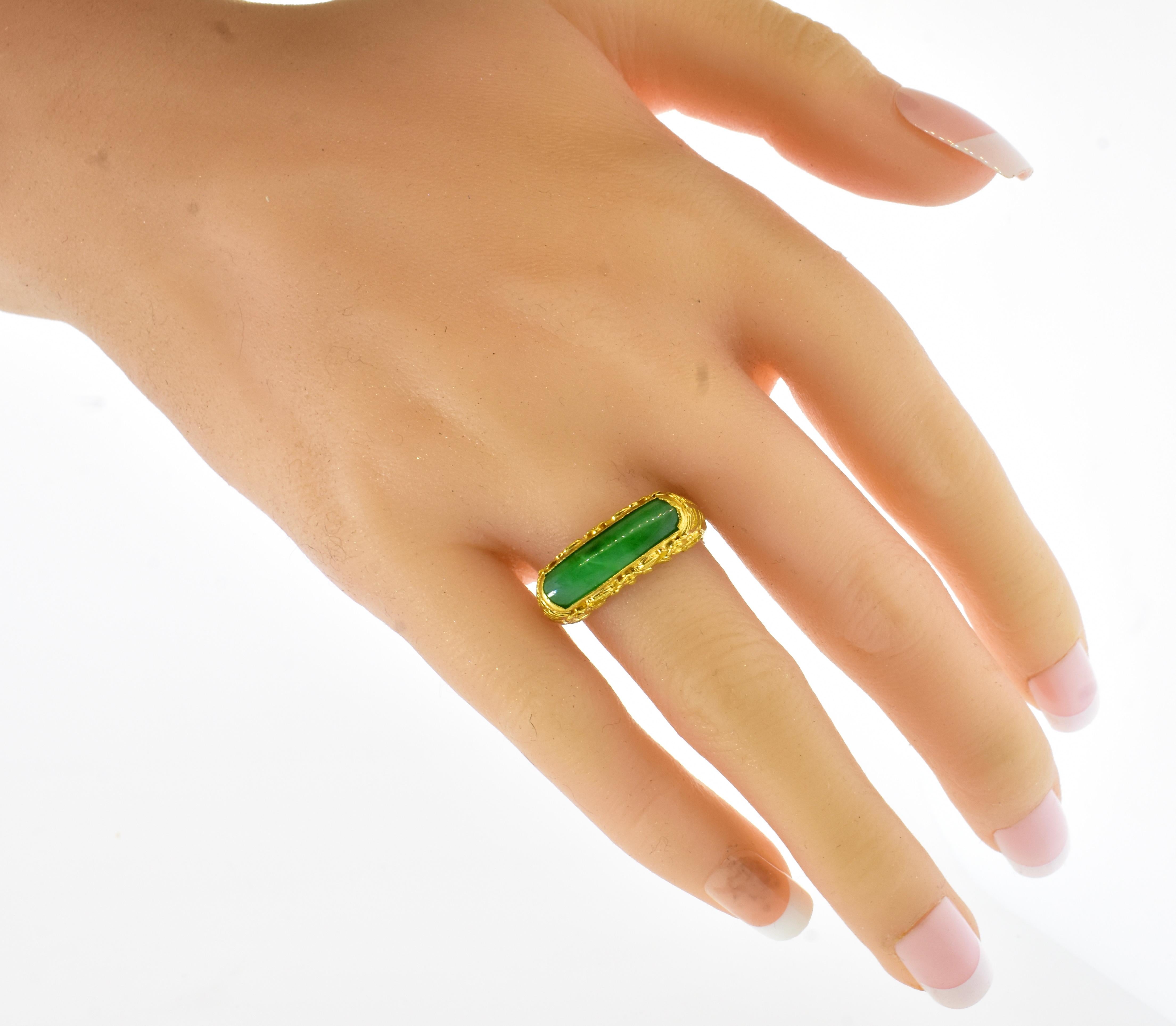 Anillo vintage con motivo floral de jadeíta y oro amarillo de 20 quilates, circa 1900 Cabujón