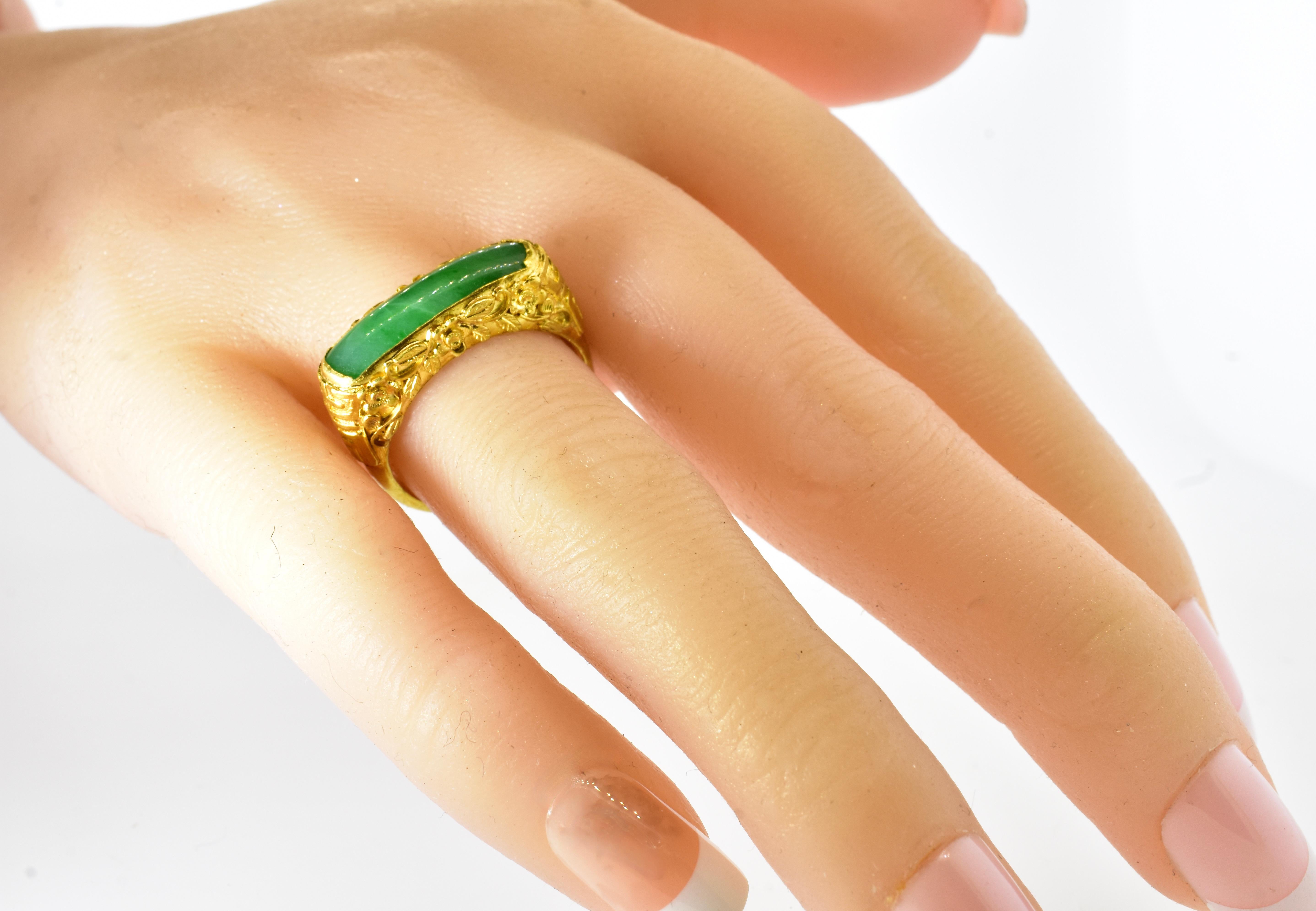 Anillo vintage con motivo floral de jadeíta y oro amarillo de 20 quilates, circa 1900 en Excelente Estado en Aspen, CO