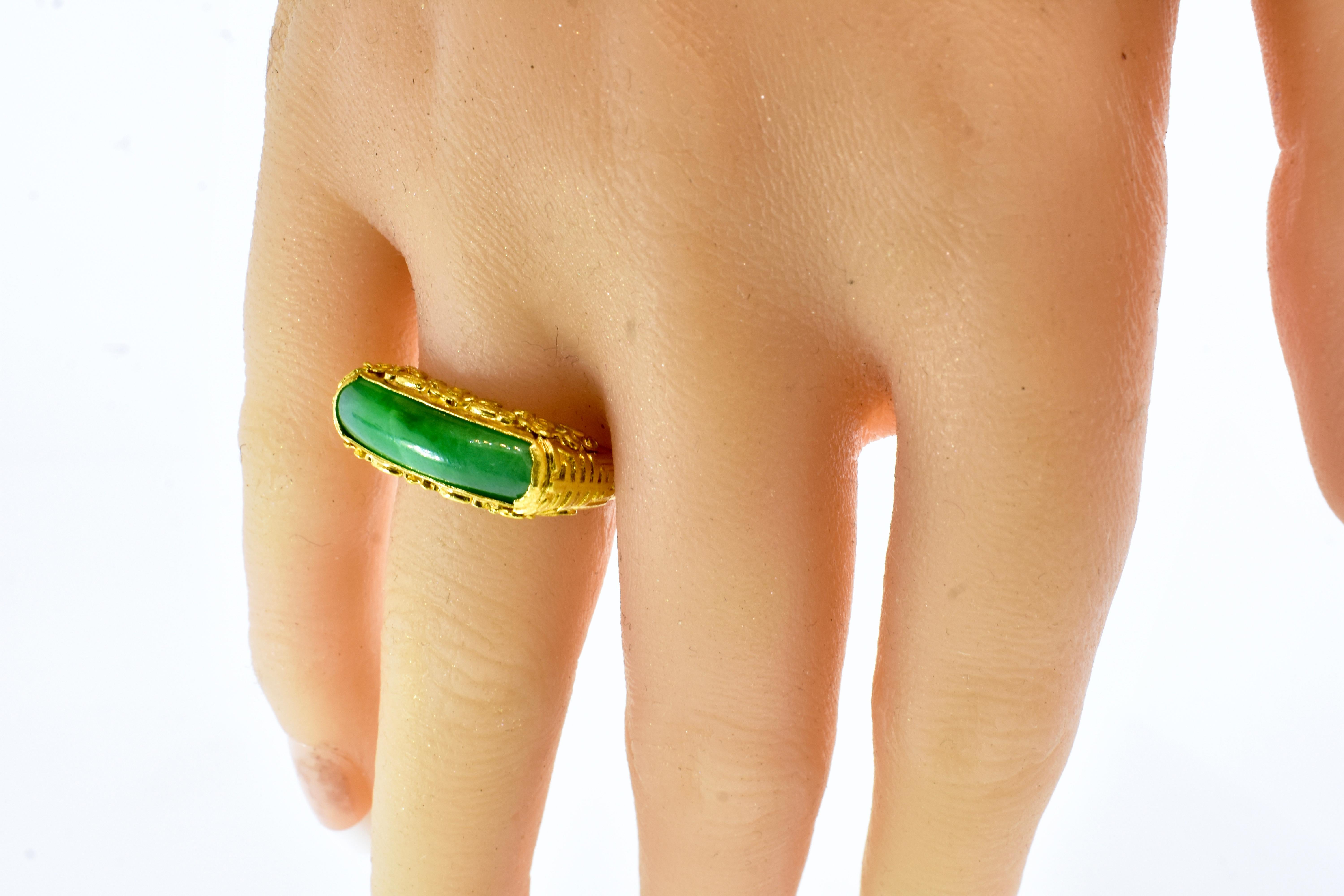 Anillo vintage con motivo floral de jadeíta y oro amarillo de 20 quilates, circa 1900 1