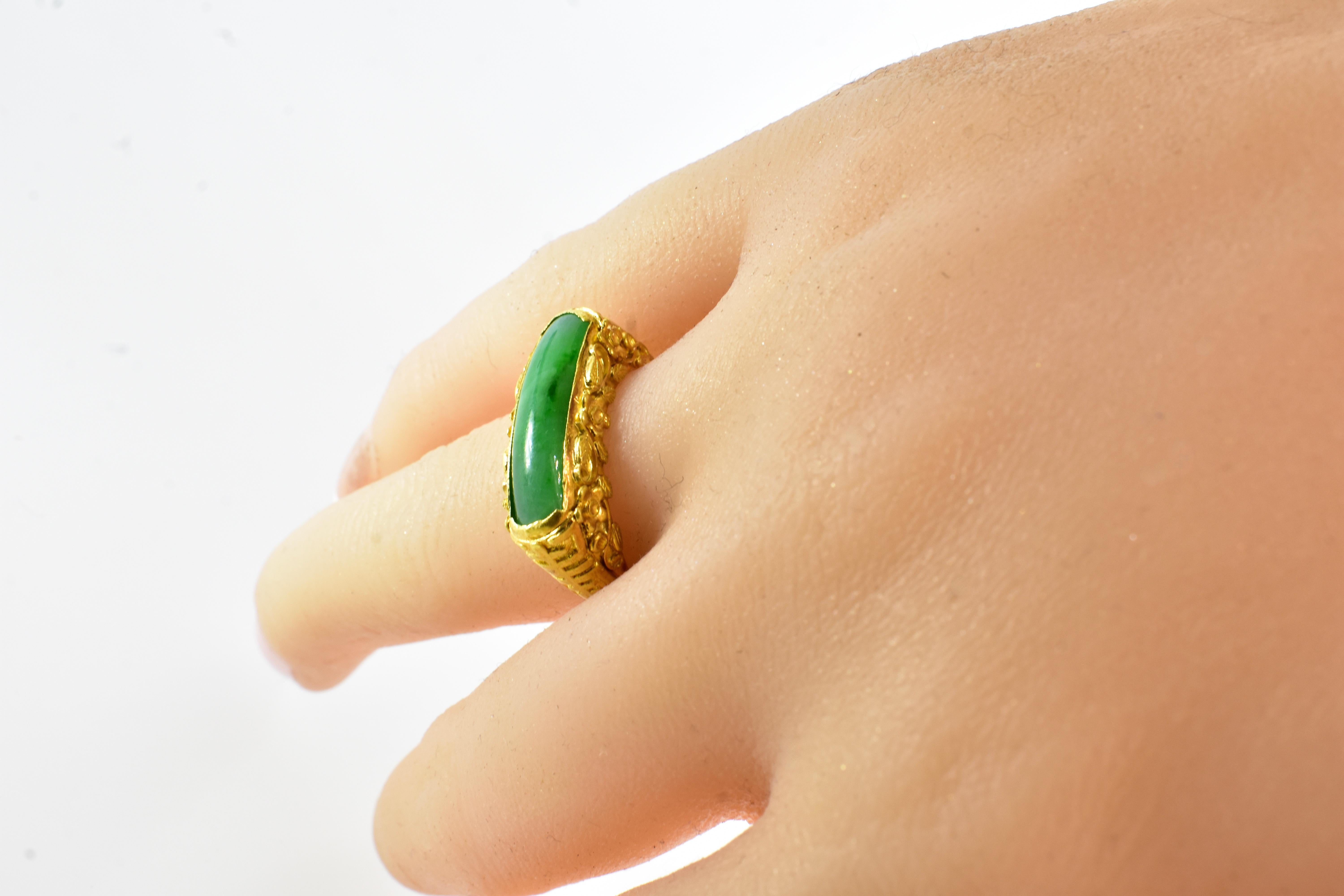 Anillo vintage con motivo floral de jadeíta y oro amarillo de 20 quilates, circa 1900 2