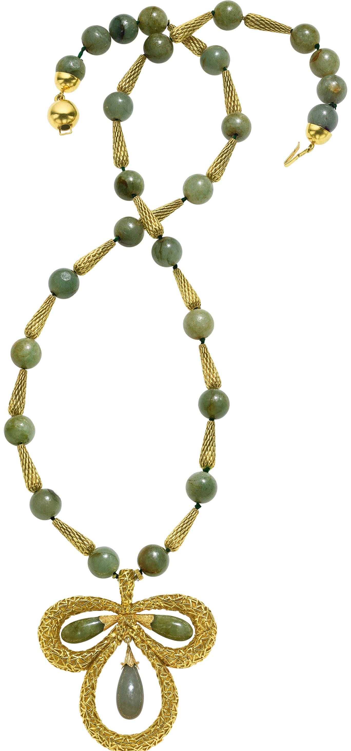 Collana di giadeite con perline in oro giallo 14k e ciondolo a forma di trifoglio con CoA In condizioni buone in vendita a Sherman Oaks, CA