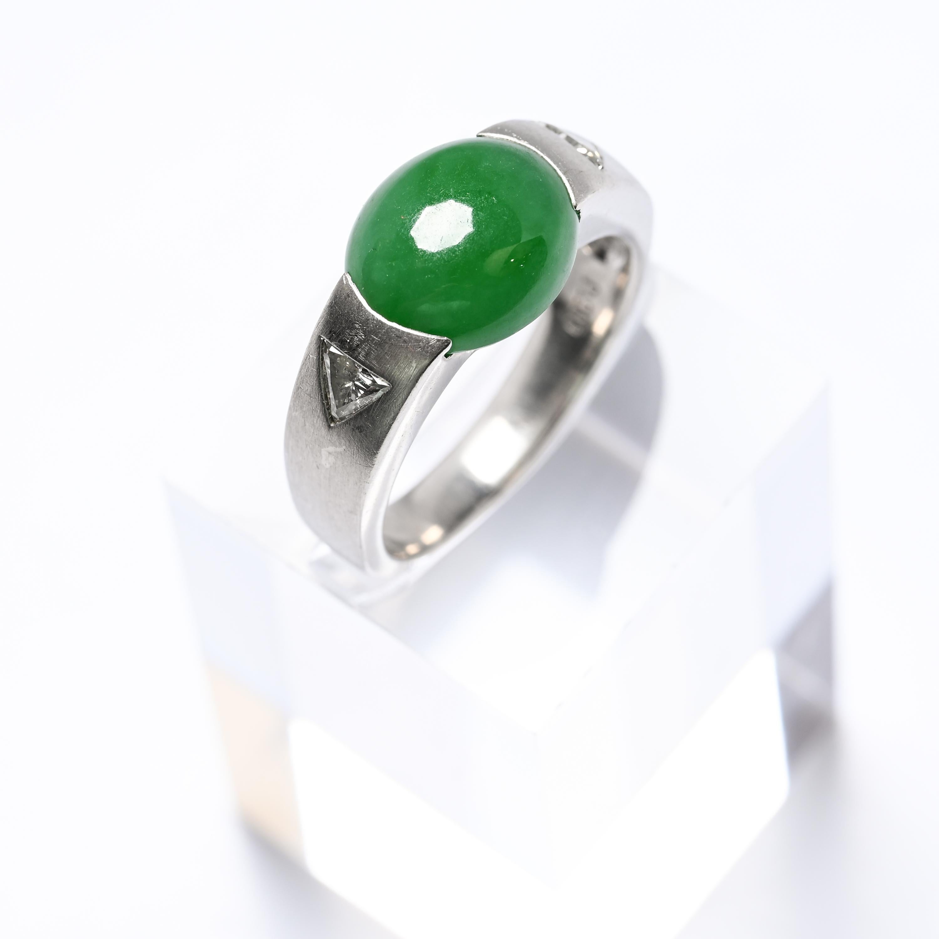 Dieser einzigartige Ring besteht aus einem 5,57-Karat-Cabochon aus natürlicher und unbehandelter burmesischer Jade in üppigem, durchscheinendem Apfelgrün, einem Paar strahlend weißer, augenreiner Diamanten im Billionen-Schliff, die zusammen 0,41