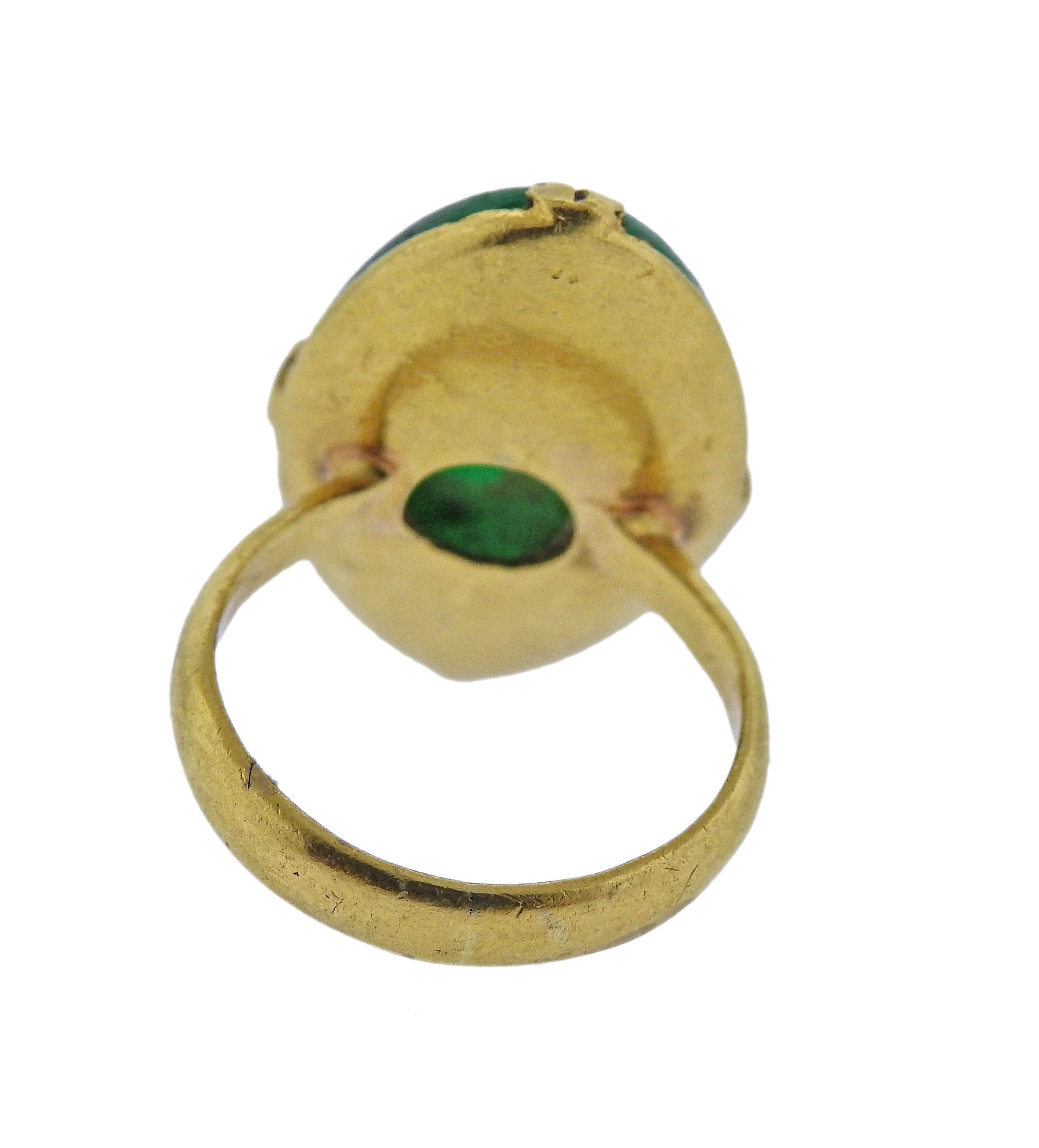 Bague en or 18k, avec pierre centrale en jadéite. Taille de l'anneau - 3,75, haut de l'anneau - 22 mm x 14 mm. Poids - 6 grammes. 