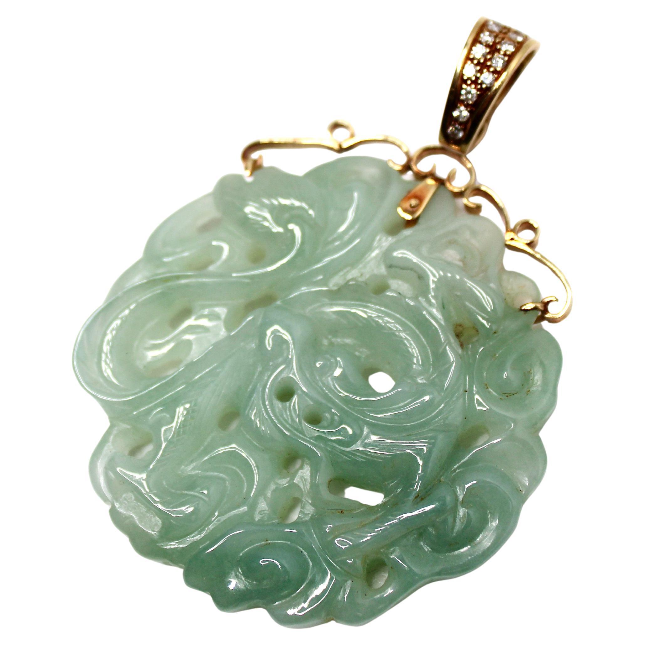 Ce superbe pendentif en jade sculpté à la main, datant des années 1970, témoigne d'un savoir-faire exquis et d'une élégance intemporelle. Fabriqué à partir d'un morceau de jadeite riche et vibrant, le pendentif présente une sculpture à la main