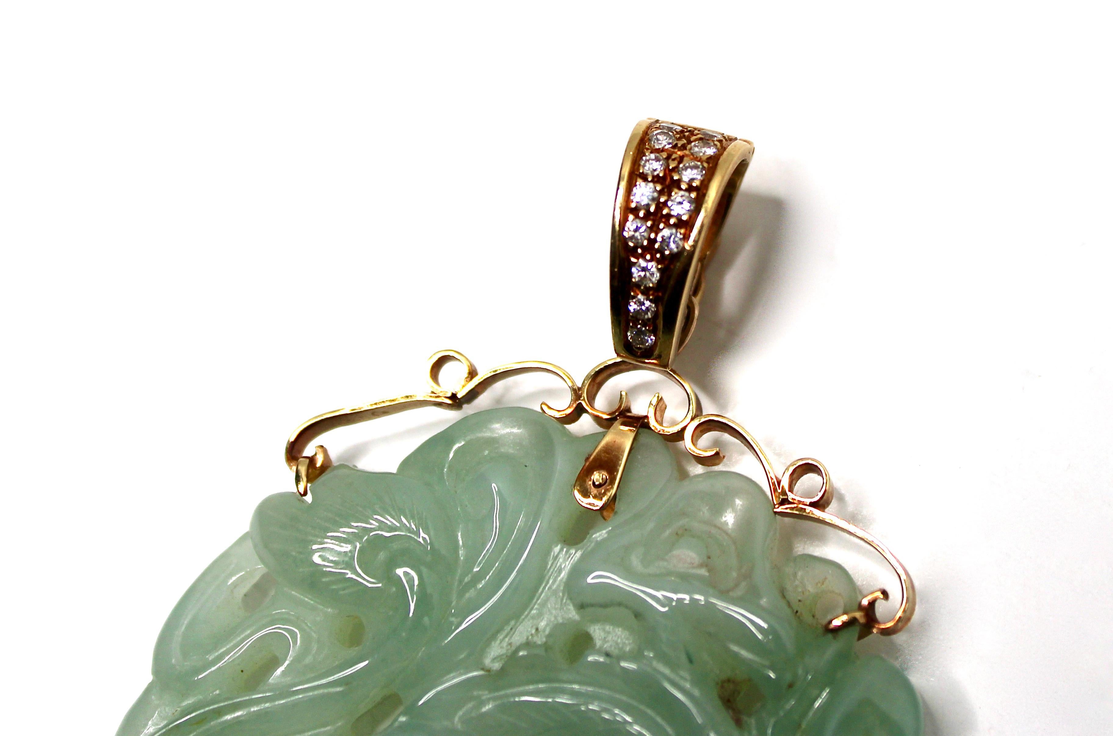 Jade Jade sculpté à la main en or 14k avec diamant Large pendentif circa 1970 Bon état - En vente à Scottsdale, AZ