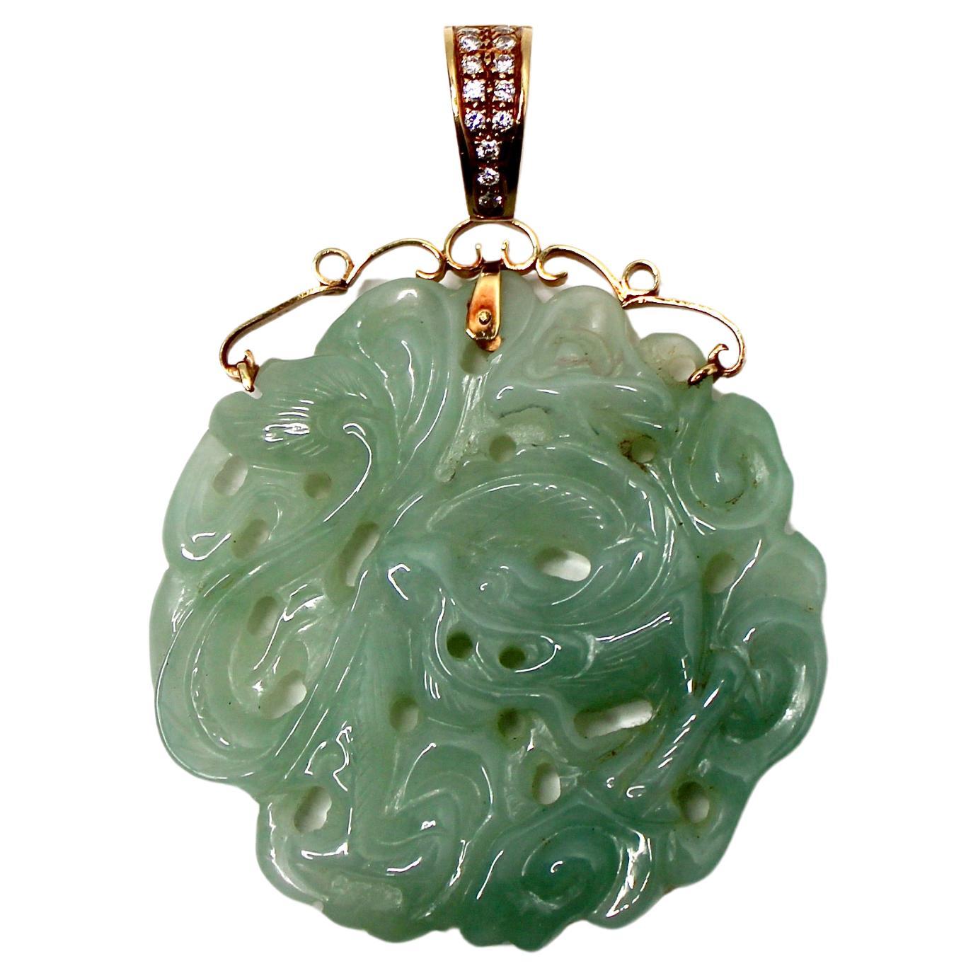 Jade Jade sculpté à la main en or 14k avec diamant Large pendentif circa 1970 en vente