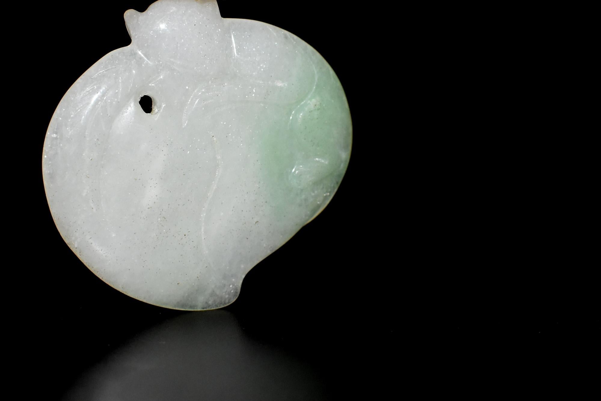 Pendentif singe en jade et jadéite couleur pêche en vente 4