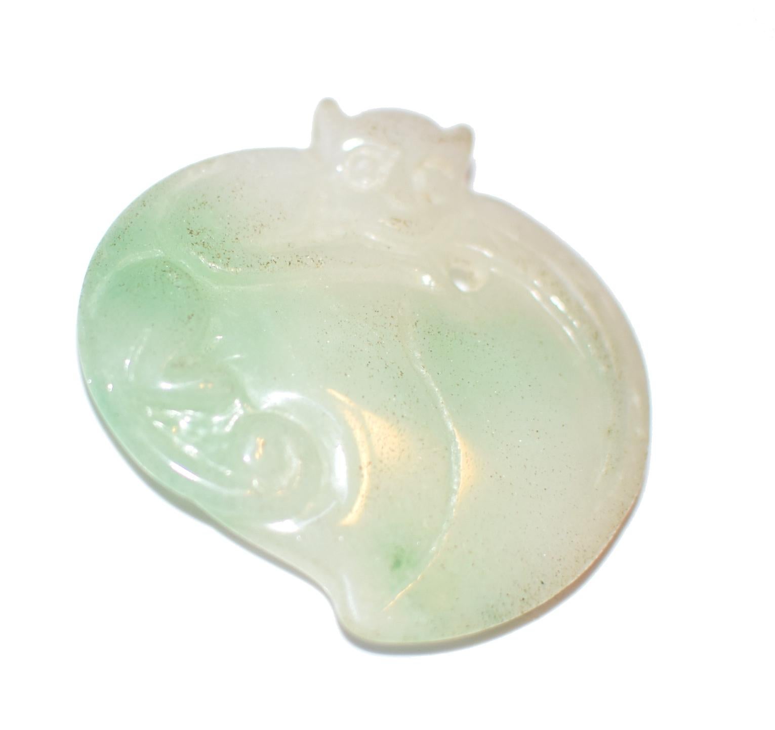 Pendentif singe en jade et jadéite couleur pêche en vente 8