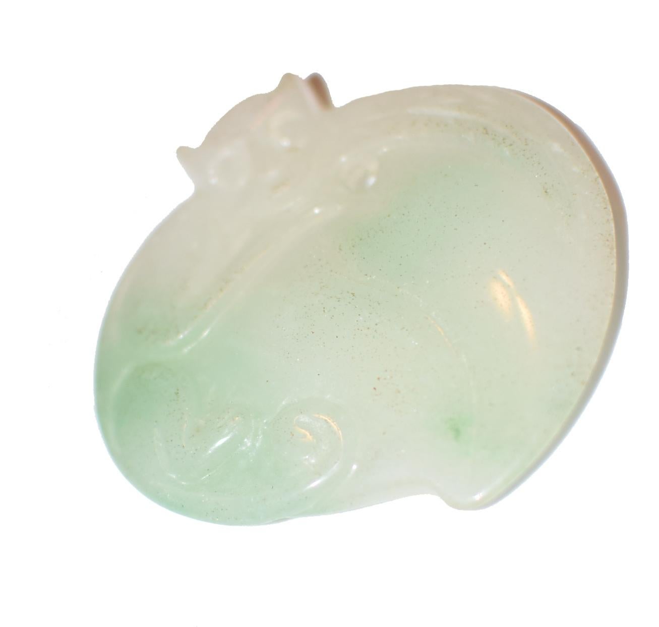 Pendentif singe en jade et jadéite couleur pêche en vente 11