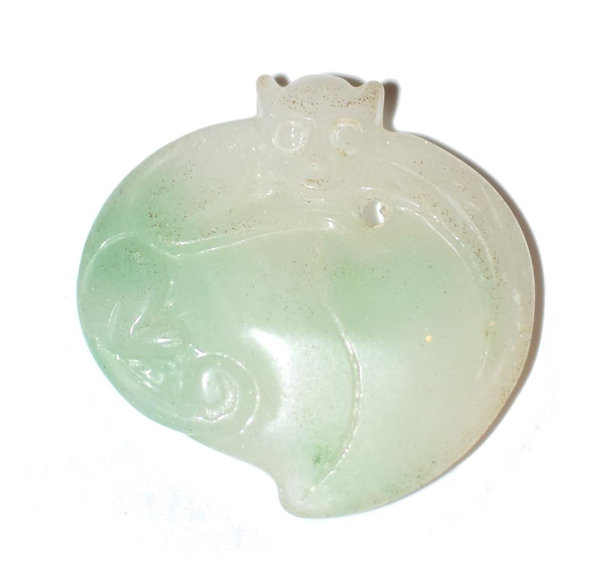 Pendentif singe en jade et jadéite couleur pêche en vente 12