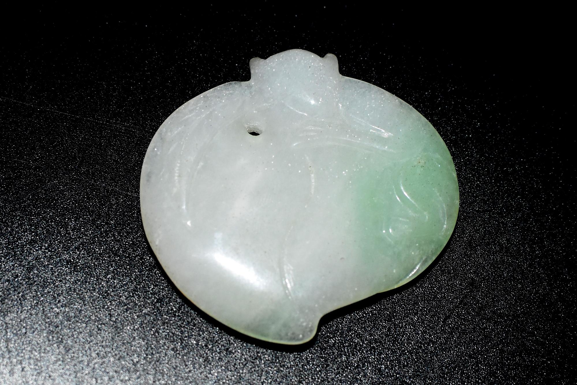 Pendentif singe en jade et jadéite couleur pêche en vente 2