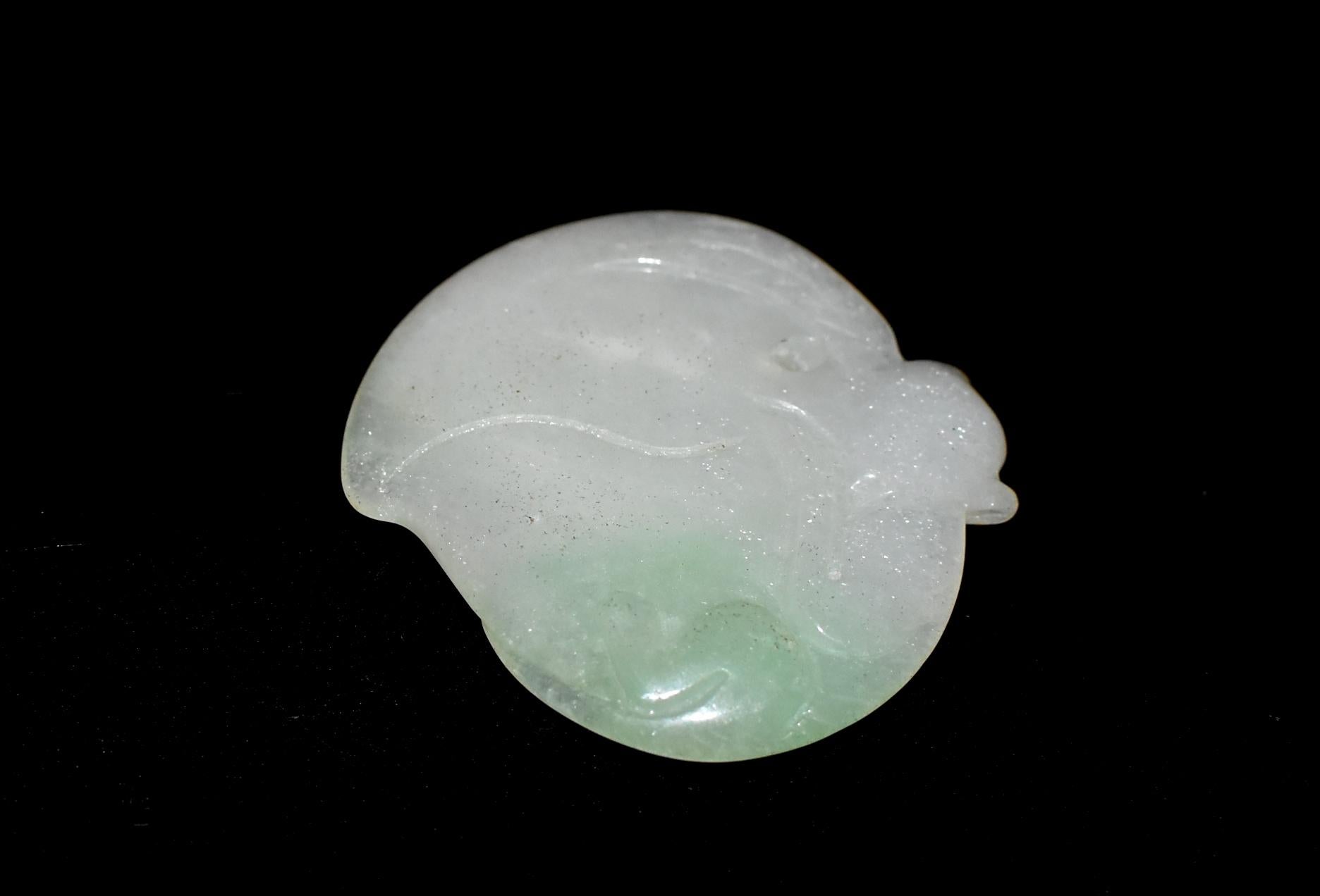 Pendentif singe en jade et jadéite couleur pêche en vente 3