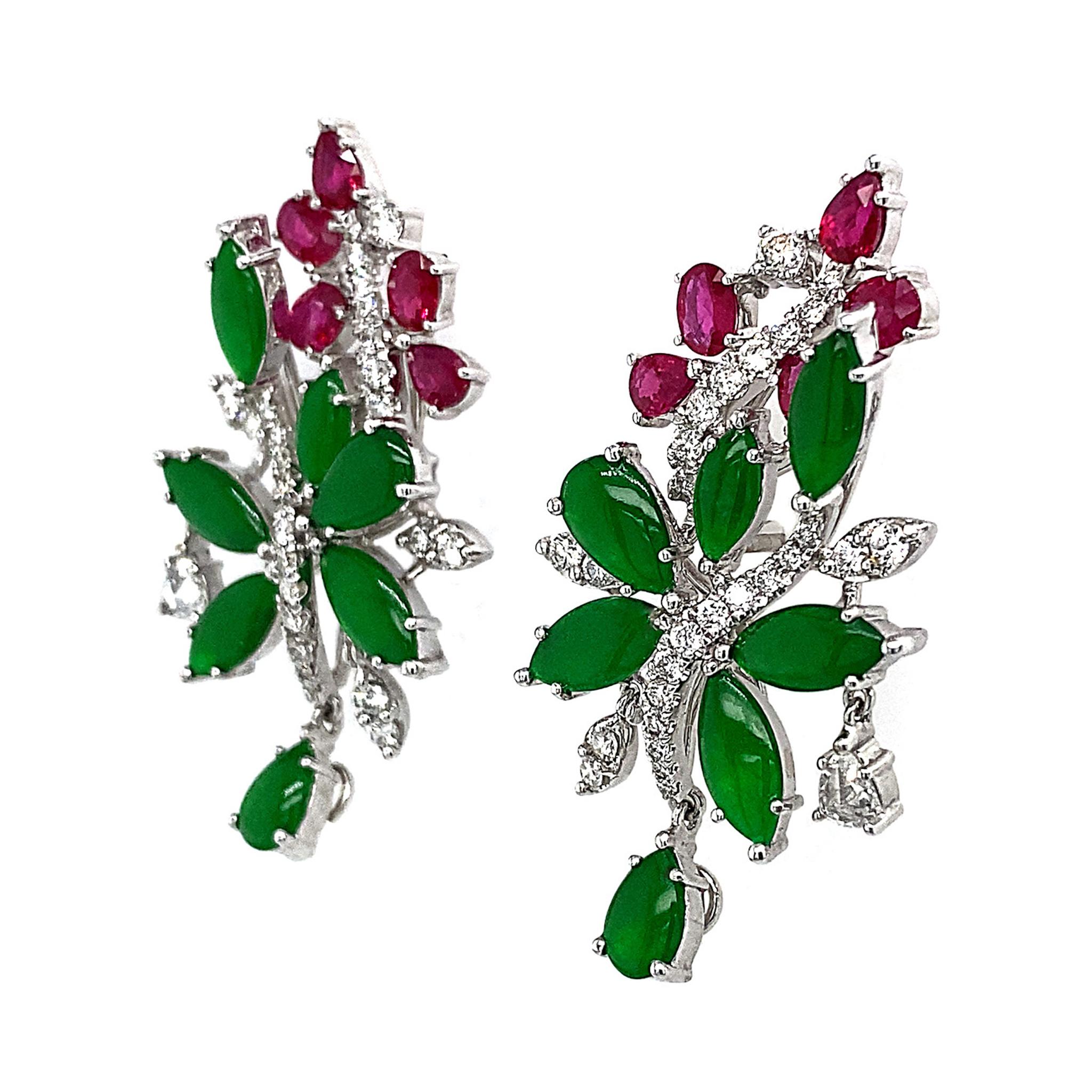 Artisan Boucles d'oreilles 'Rouge Camelia' en jadéite, rubis et diamants par Dilys'. en vente