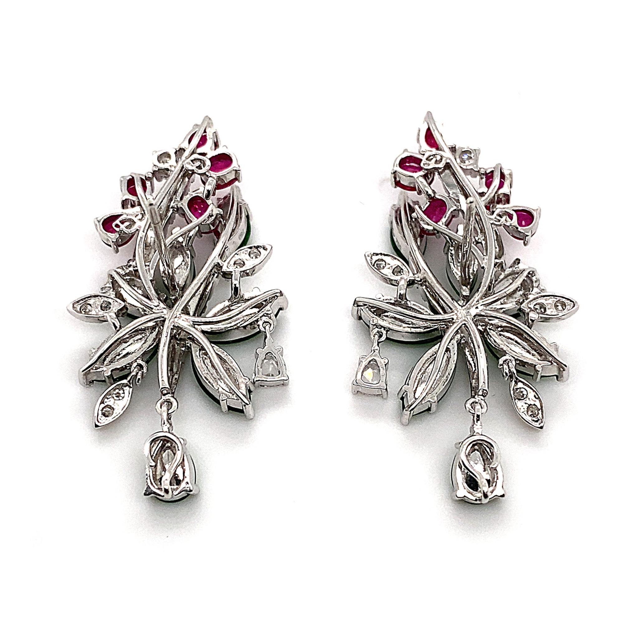 Taille mixte Boucles d'oreilles 'Rouge Camelia' en jadéite, rubis et diamants par Dilys'. en vente