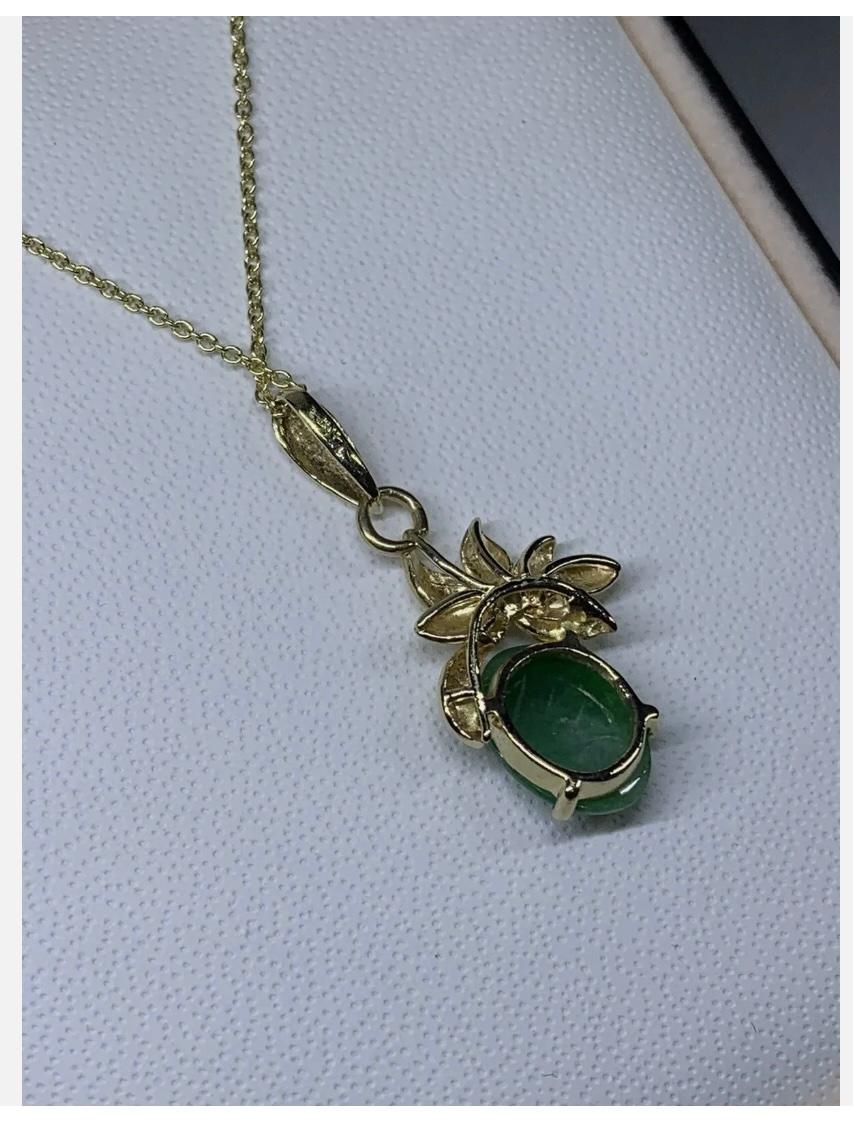 Jadeite Solitaire Pendant Necklace 18ct Yellow Gold 18 Inches 3.3g
This beautiful pendant necklace features a stunning gold jade pendant in a classic solitaire setting. The pendant is crafted from 18ct yellow gold and weighs 3.3g. The necklace is 18