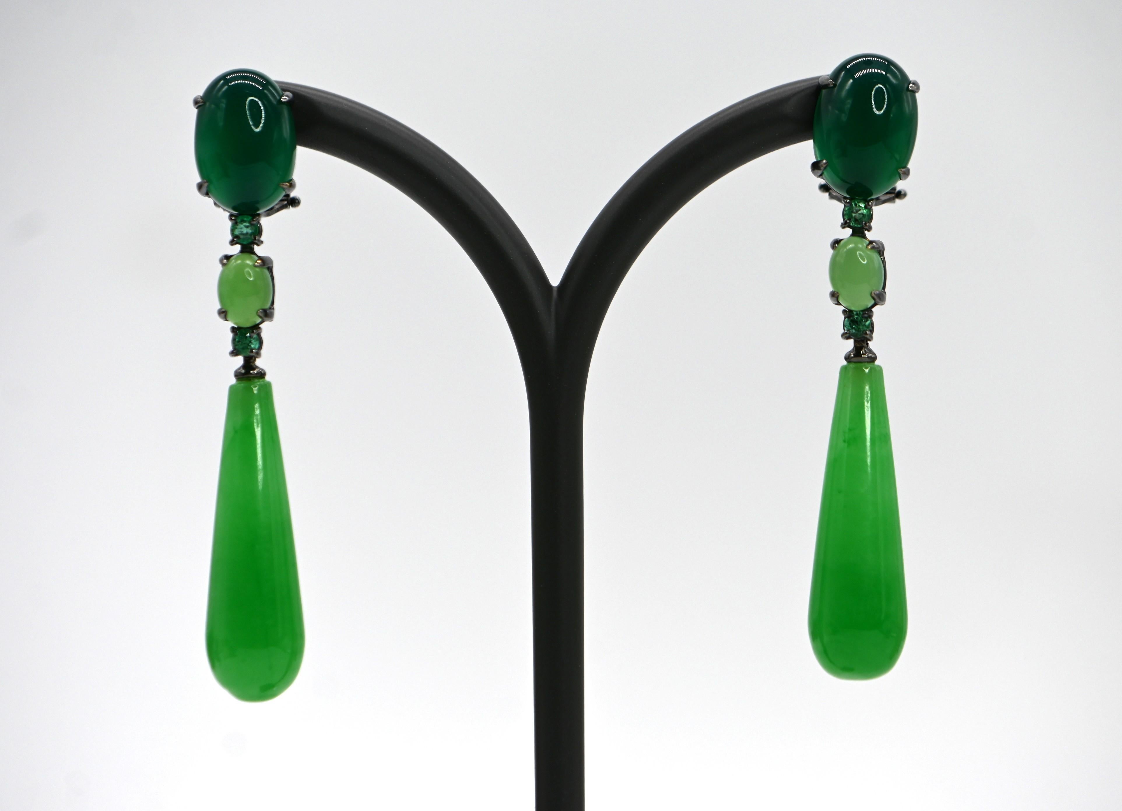 Questi sontuosi orecchini a lampadario sono davvero un gioiello eccezionale. Realizzati in oro nero rodiato a 18 carati di altissima qualità, questi orecchini offrono una finitura elegante e durevole che resisterà alla prova del tempo.

Ogni