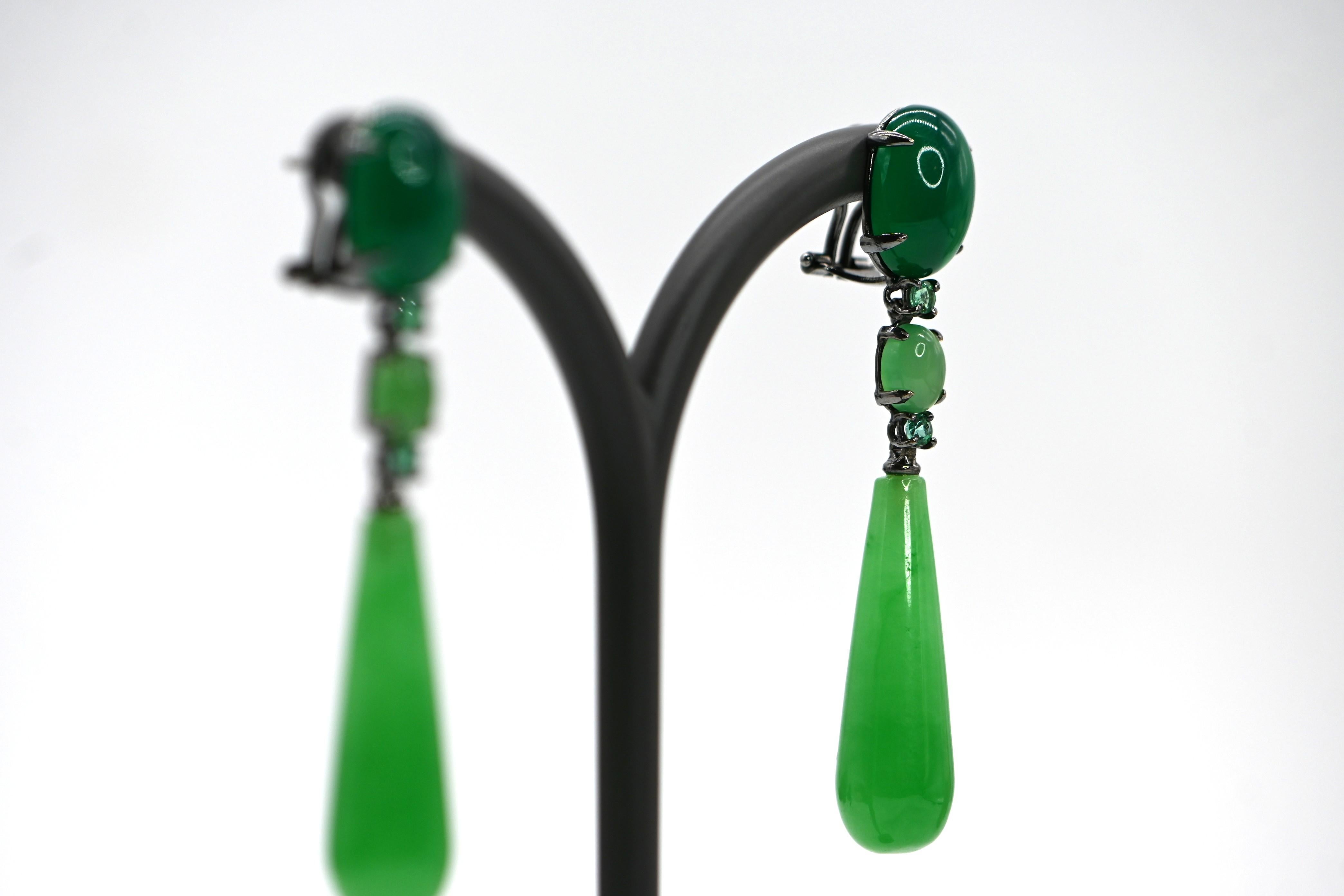 Jades, Agates et Emeraudes Boucles d'oreilles chandelier en or noir 18 carats français Pour femmes en vente