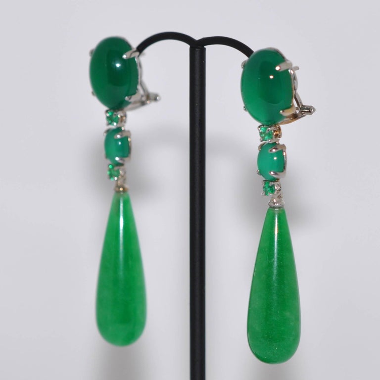 Discover this Jades, Agates and Emeralds on White Gold  18 kt Chandelier Earrings.
Jades
Agates
4 Emeralds
Black Gold 18 Carat