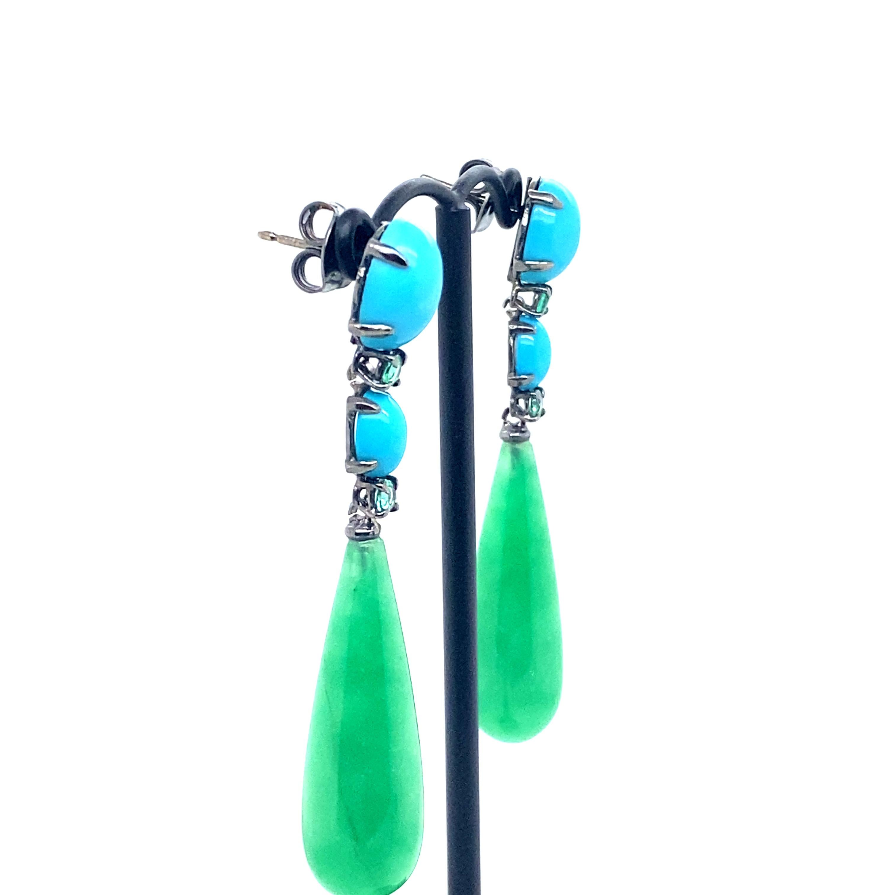 Jade, Türkise und Smaragde Schwarzgold-Kronleuchter-Ohrringe im Zustand „Neu“ im Angebot in Vannes, FR