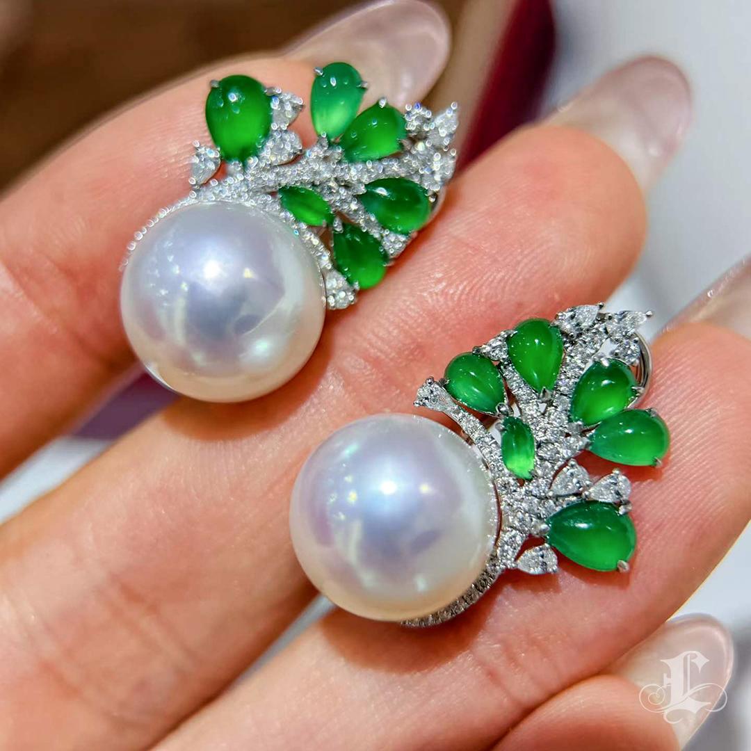 【Jādora】 Boucles d'oreilles en Jade Impérial Certifié PSL 12mm Perle des Mers du Sud Feuille de Jade Pour femmes en vente