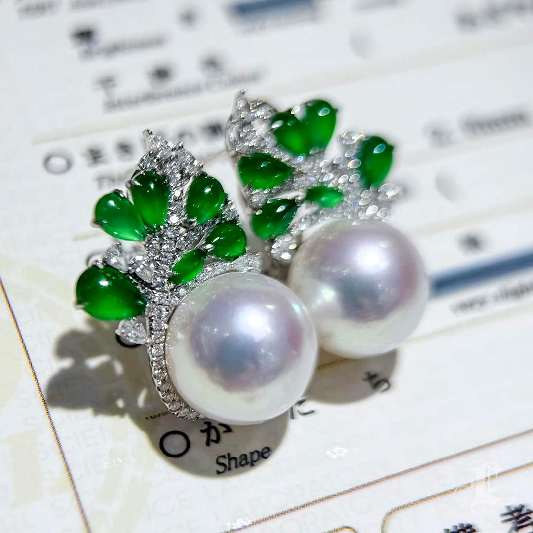 【Jādora】 Boucles d'oreilles en Jade Impérial Certifié PSL 12mm Perle des Mers du Sud Feuille de Jade en vente 1