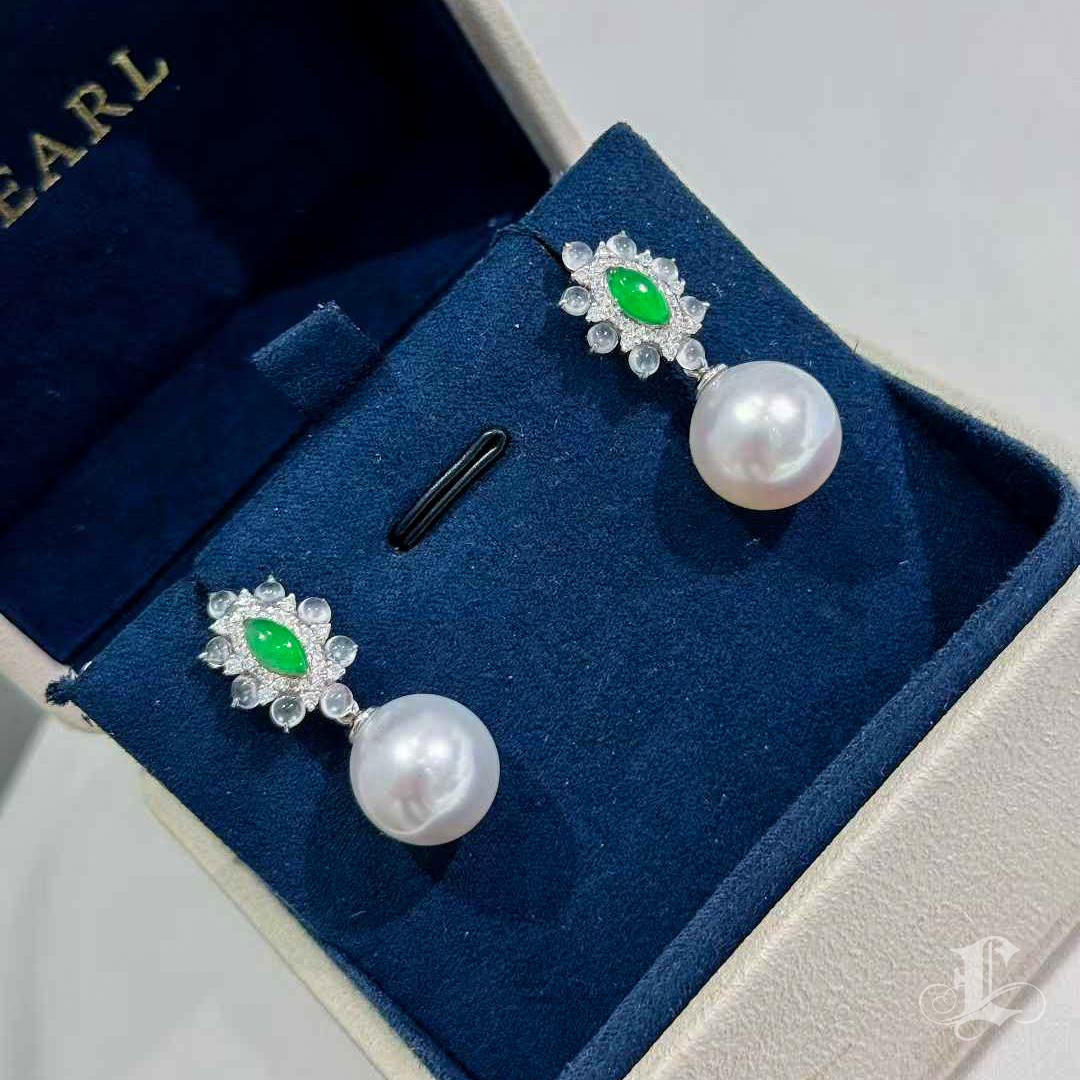 【Jādora】 - Typ A Jadeit & Diamant Südseeperlen Cabrio-Ohrringe im Zustand „Neu“ im Angebot in New York, NY