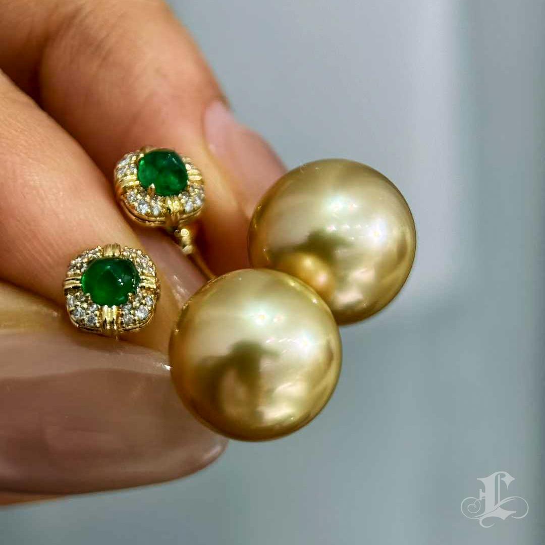 【Jādora】11mm Aurora South Sea Gold Pearl & Emerald Back Earrings In New Condition For Sale In New York, NY